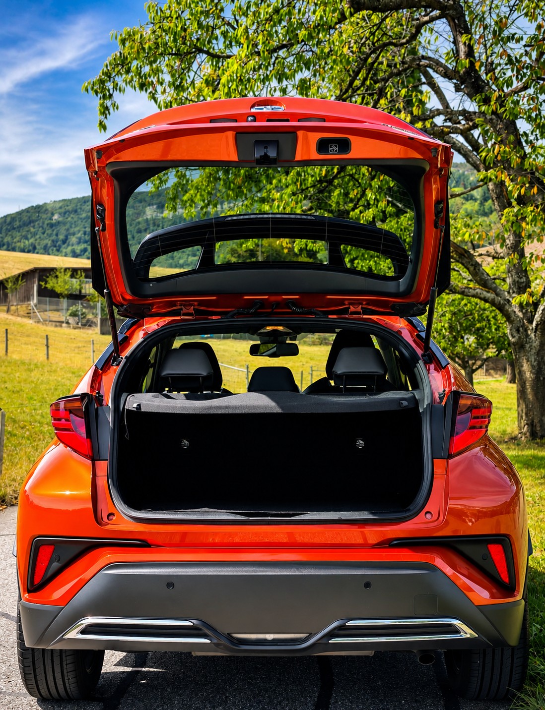 TOYOTA 2.0 VVTi HSD Launch Edition-image-2