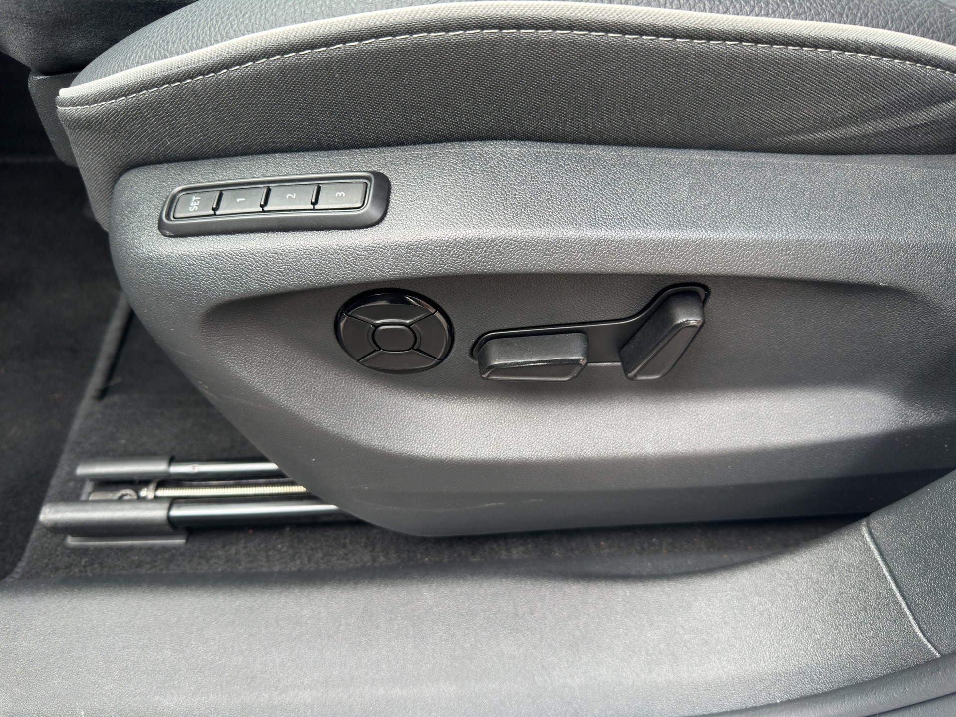 SKODA KODIAQ 2.0 TSI DSG 4x4 Sportline NAVI AHK-image-9