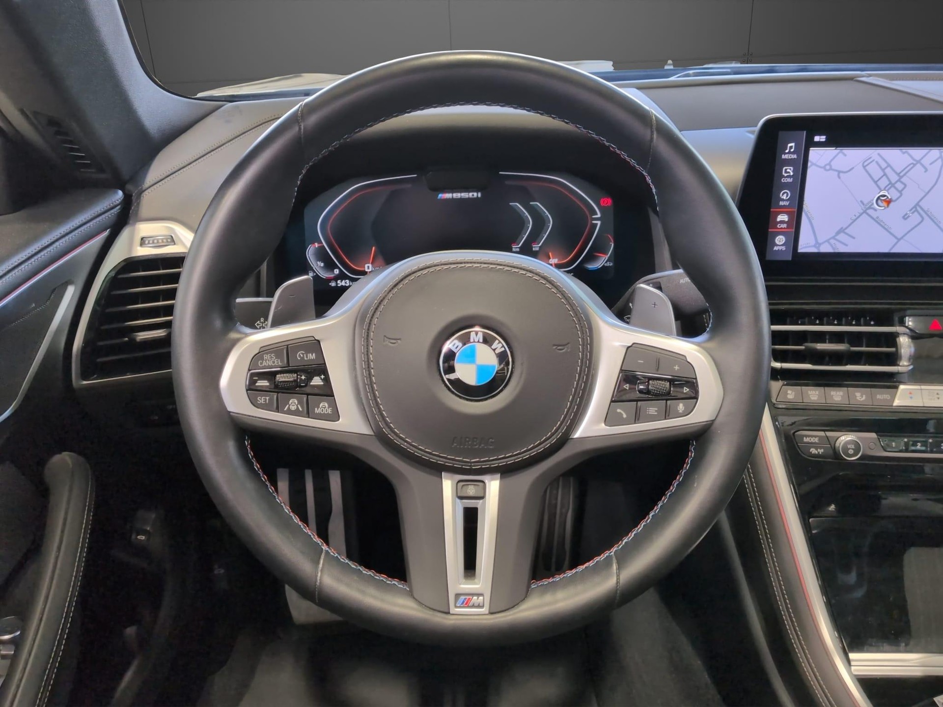 BMW M850i xDrive Cabriolet-image-13