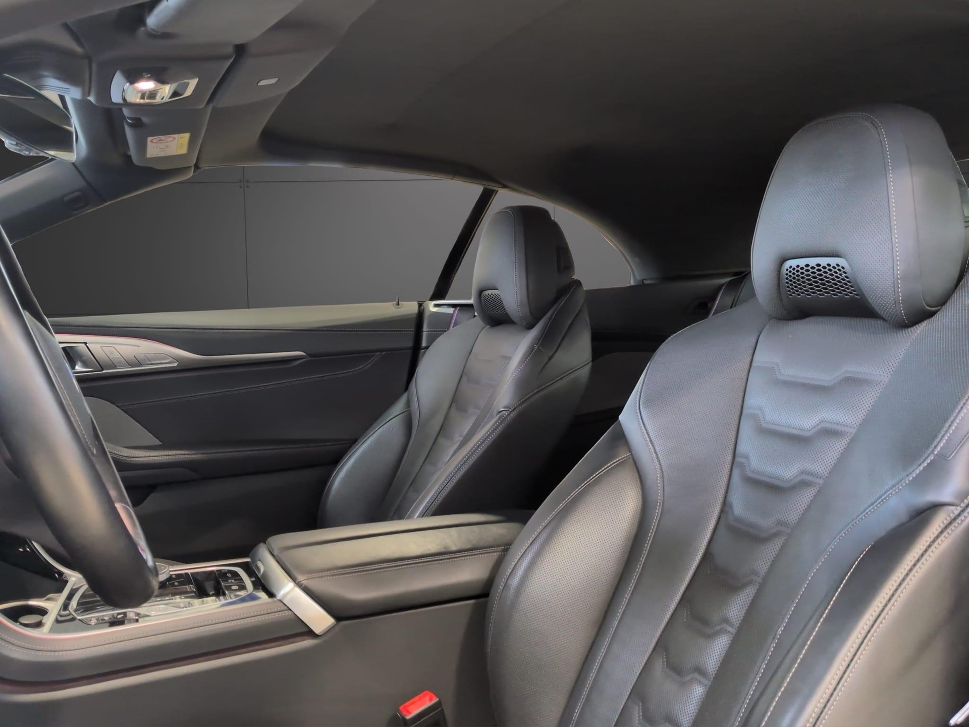 BMW M850i xDrive Cabriolet-image-7