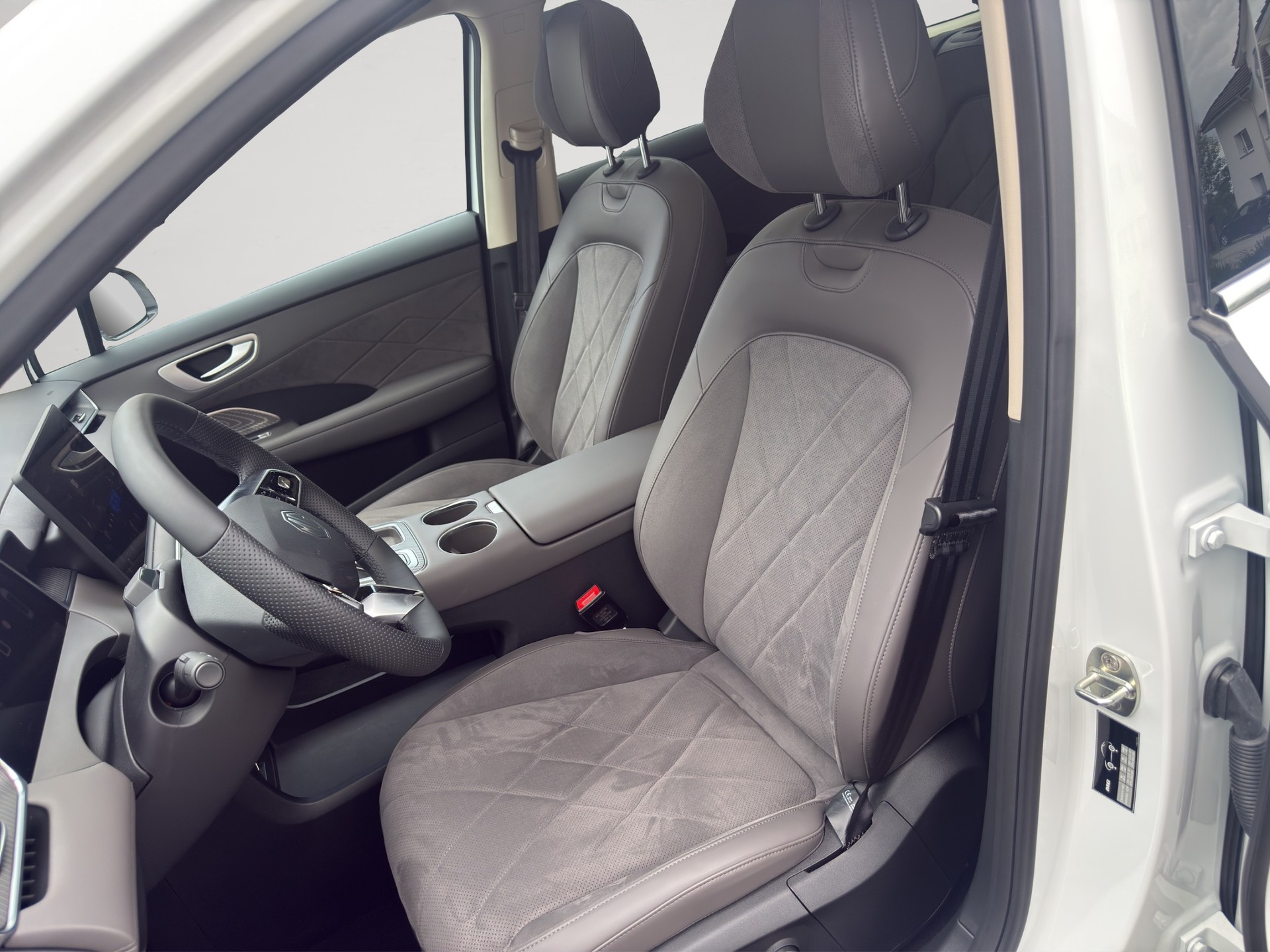 MG S6 EV 77kWh Luxury AWD-image-14