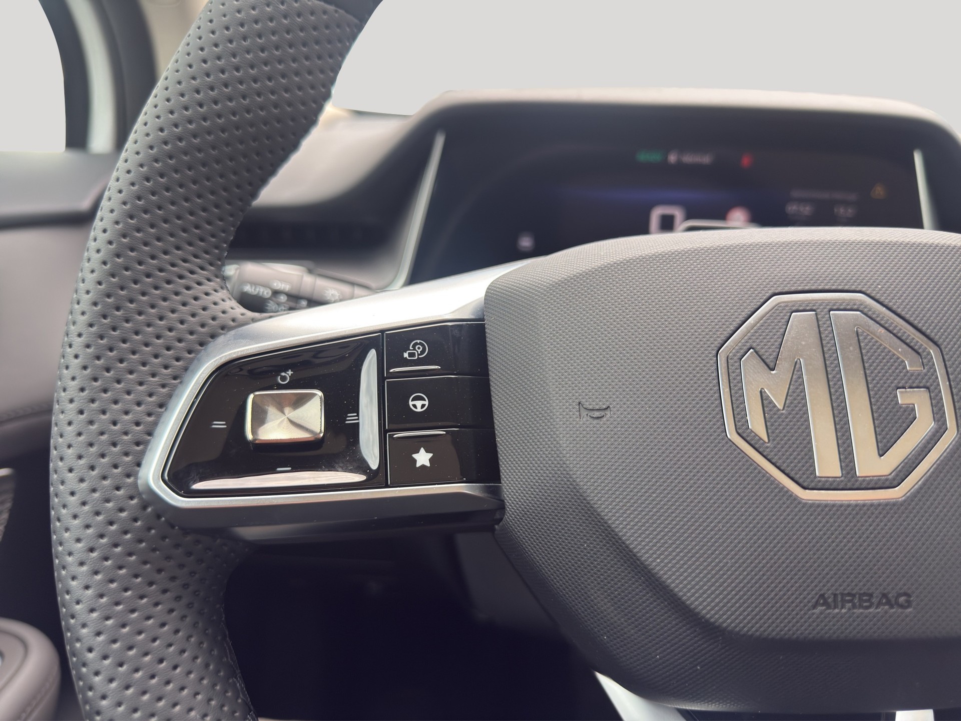 MG S6 EV 77kWh Luxury AWD-image-16