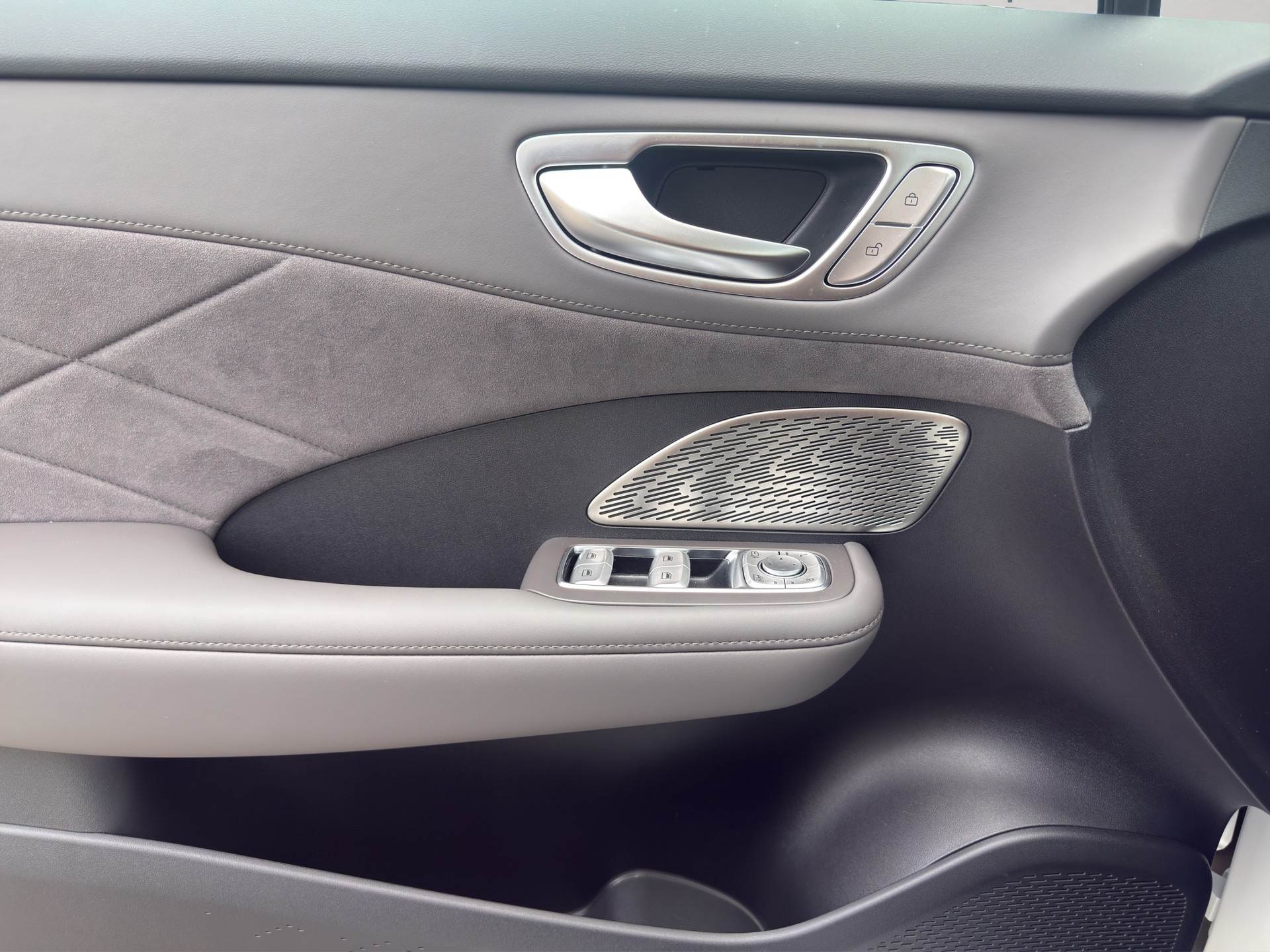 MG S6 EV 77kWh Luxury AWD-image-9