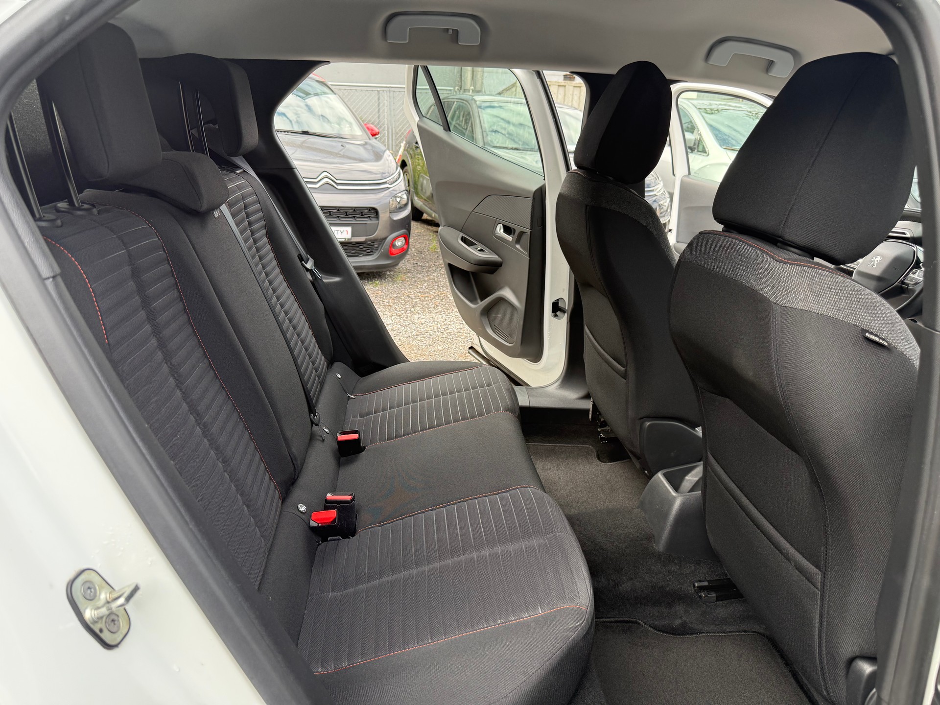 PEUGEOT 2008 1.2 PureTech Allure-image-7