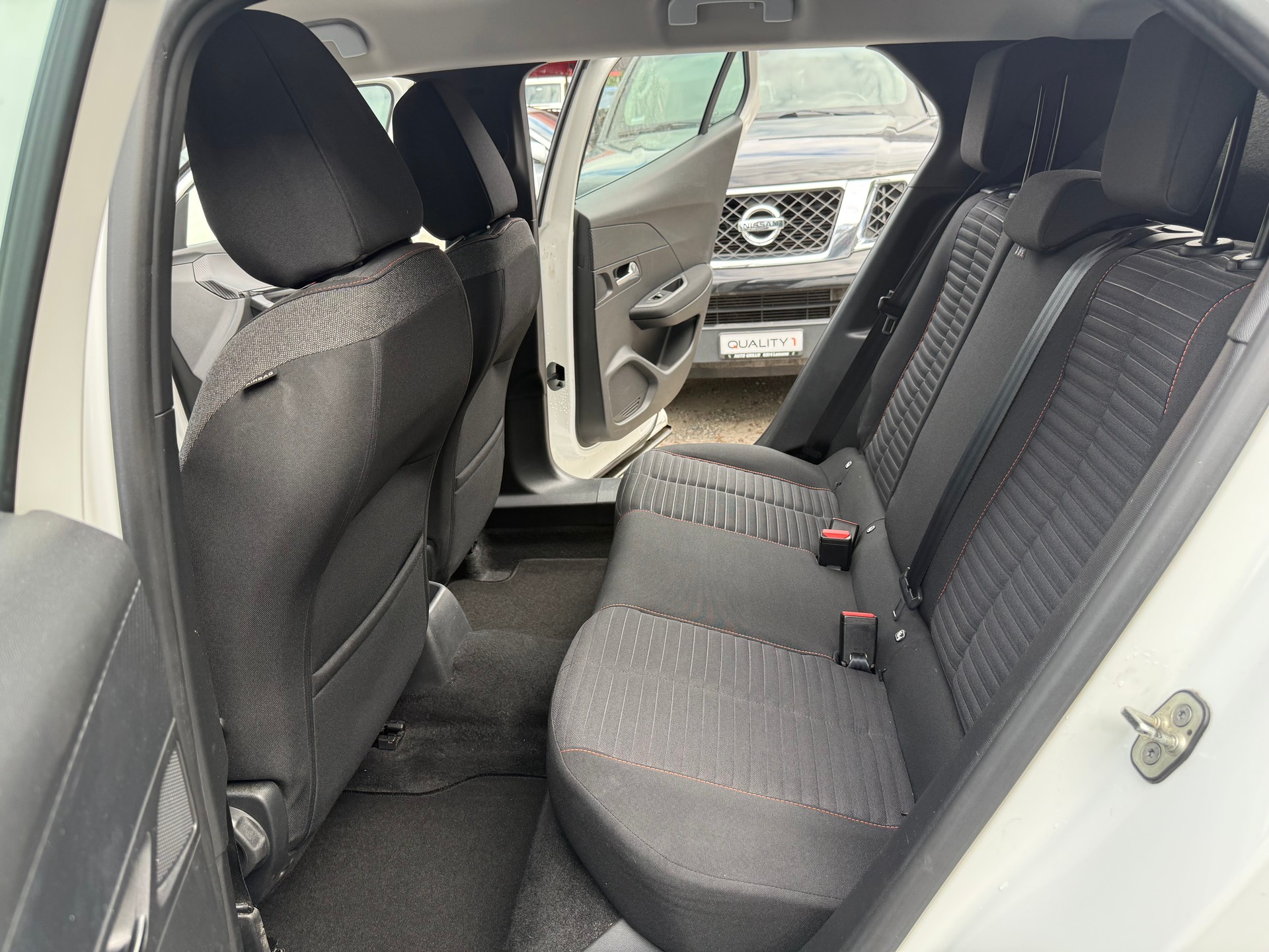 PEUGEOT 2008 1.2 PureTech Allure-image-9