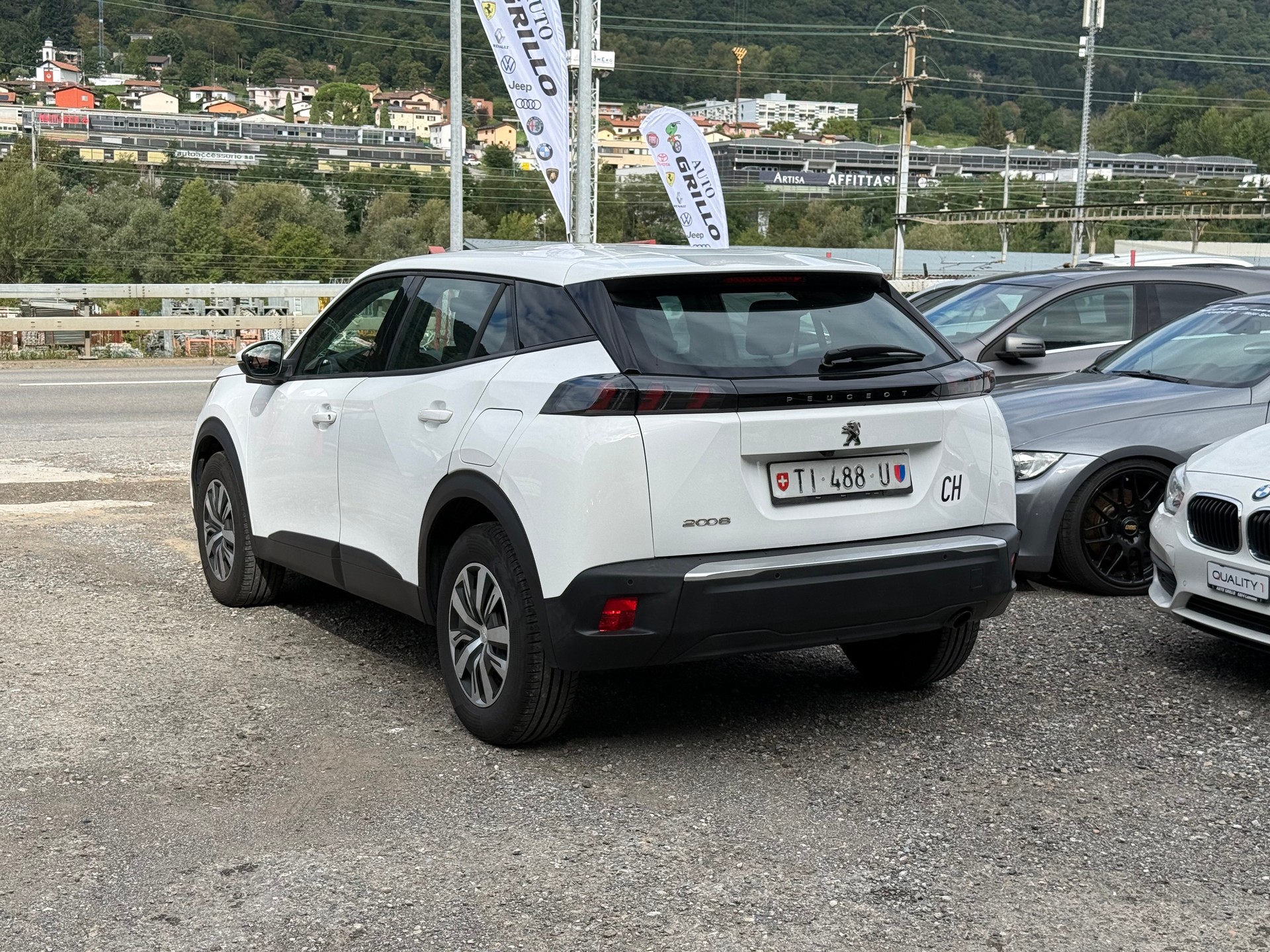 PEUGEOT 2008 1.2 PureTech Allure-image-2