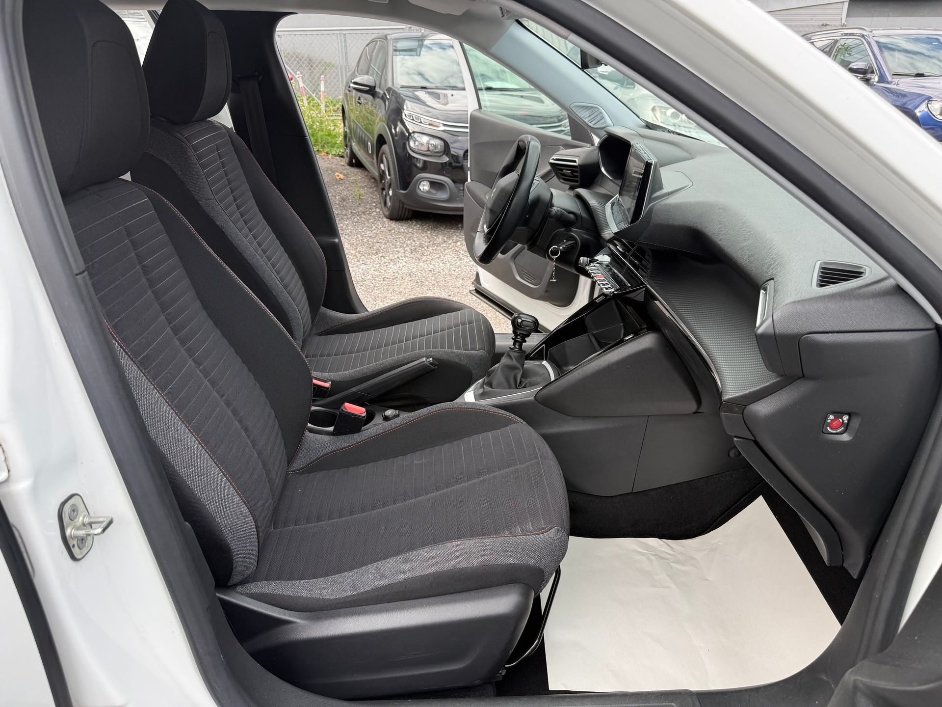 PEUGEOT 2008 1.2 PureTech Allure-image-5