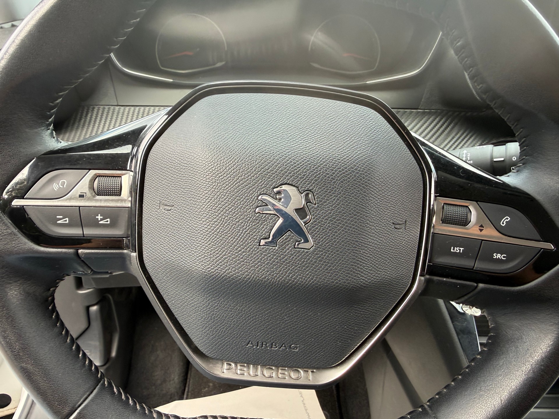 PEUGEOT 2008 1.2 PureTech Allure-image-12