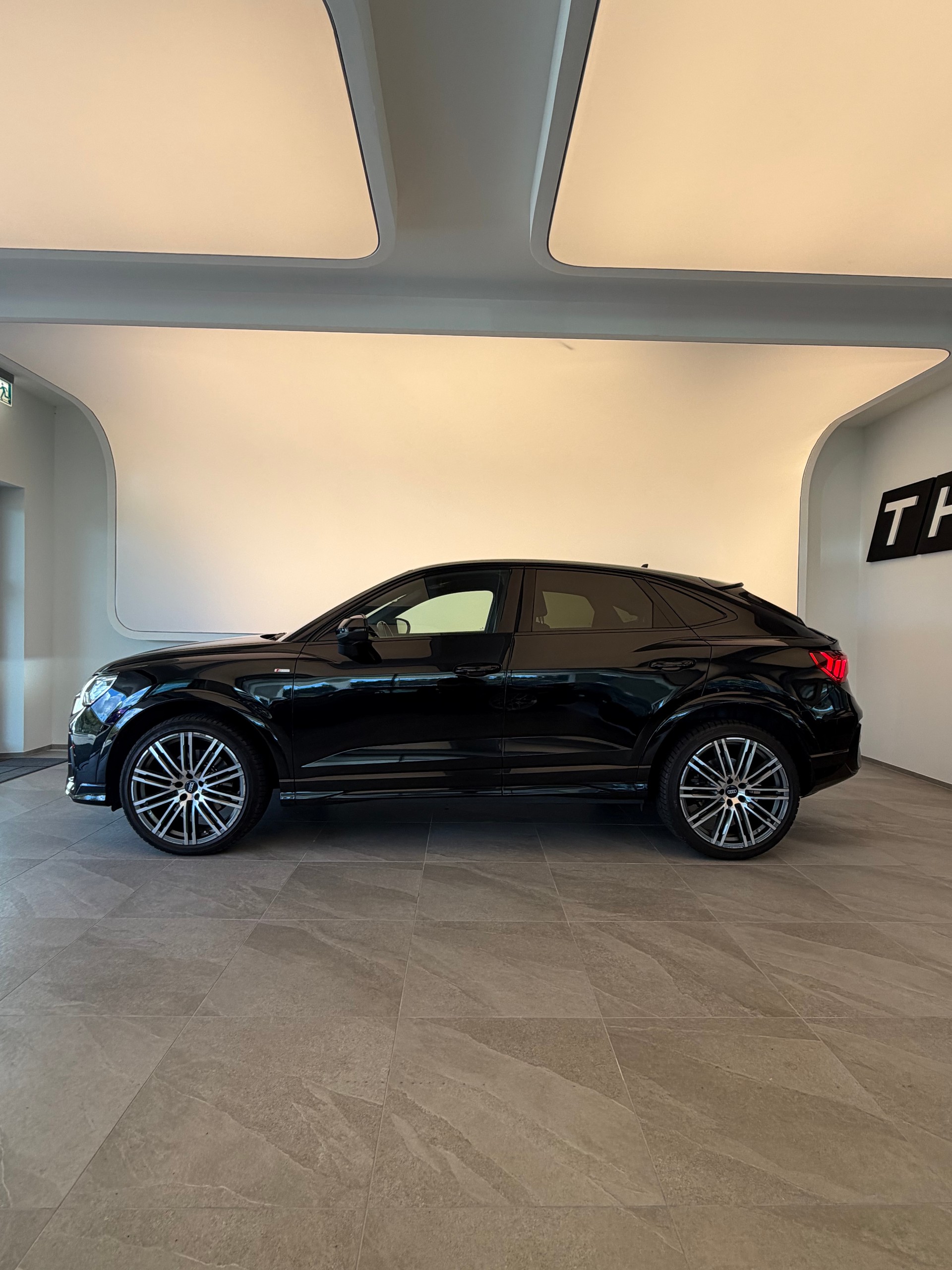 AUDI Q3 Sportback 45 TFSI S line quattro S-tronic-image-3