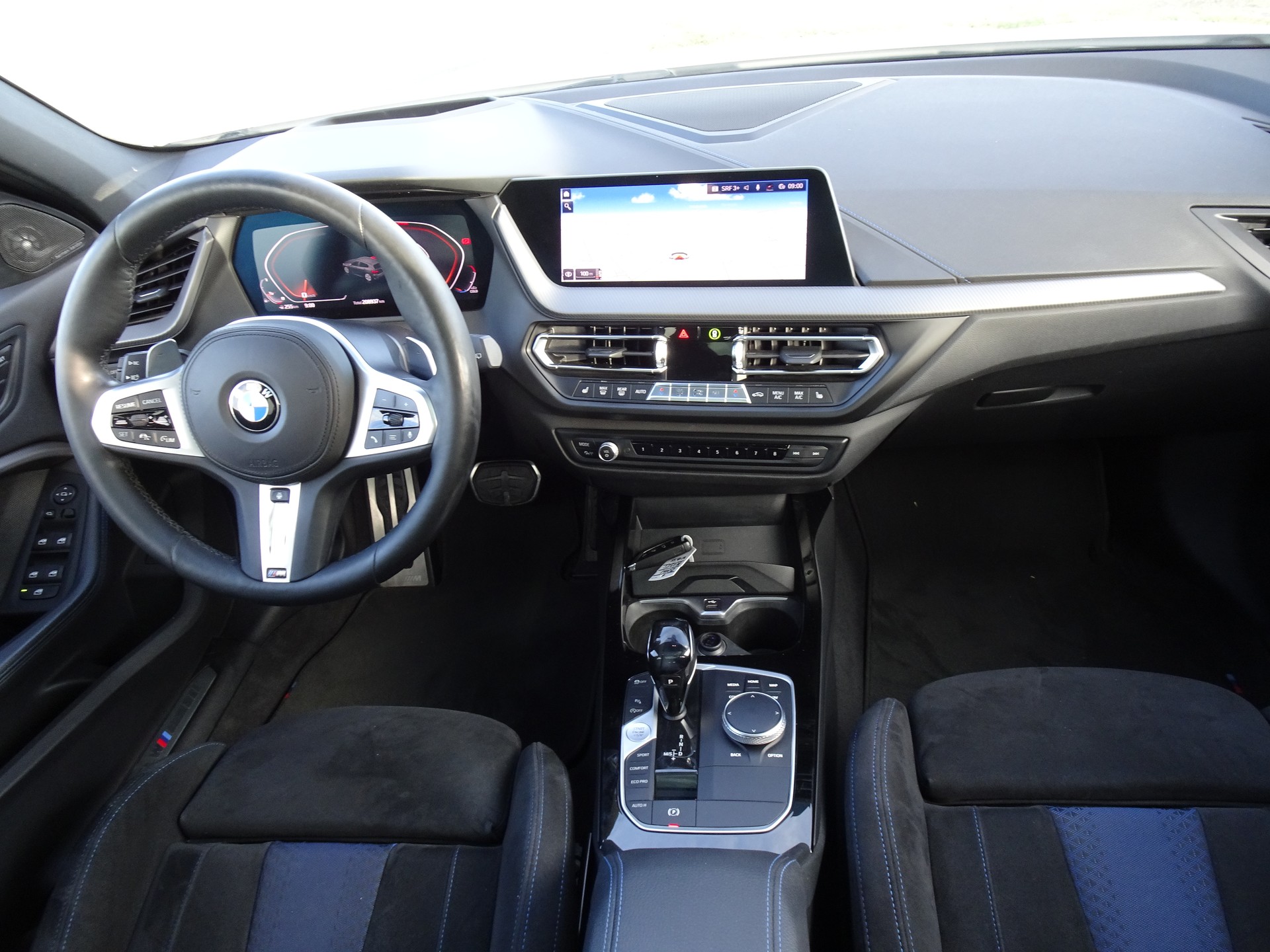 BMW M135i xDrive Steptronic-image-10