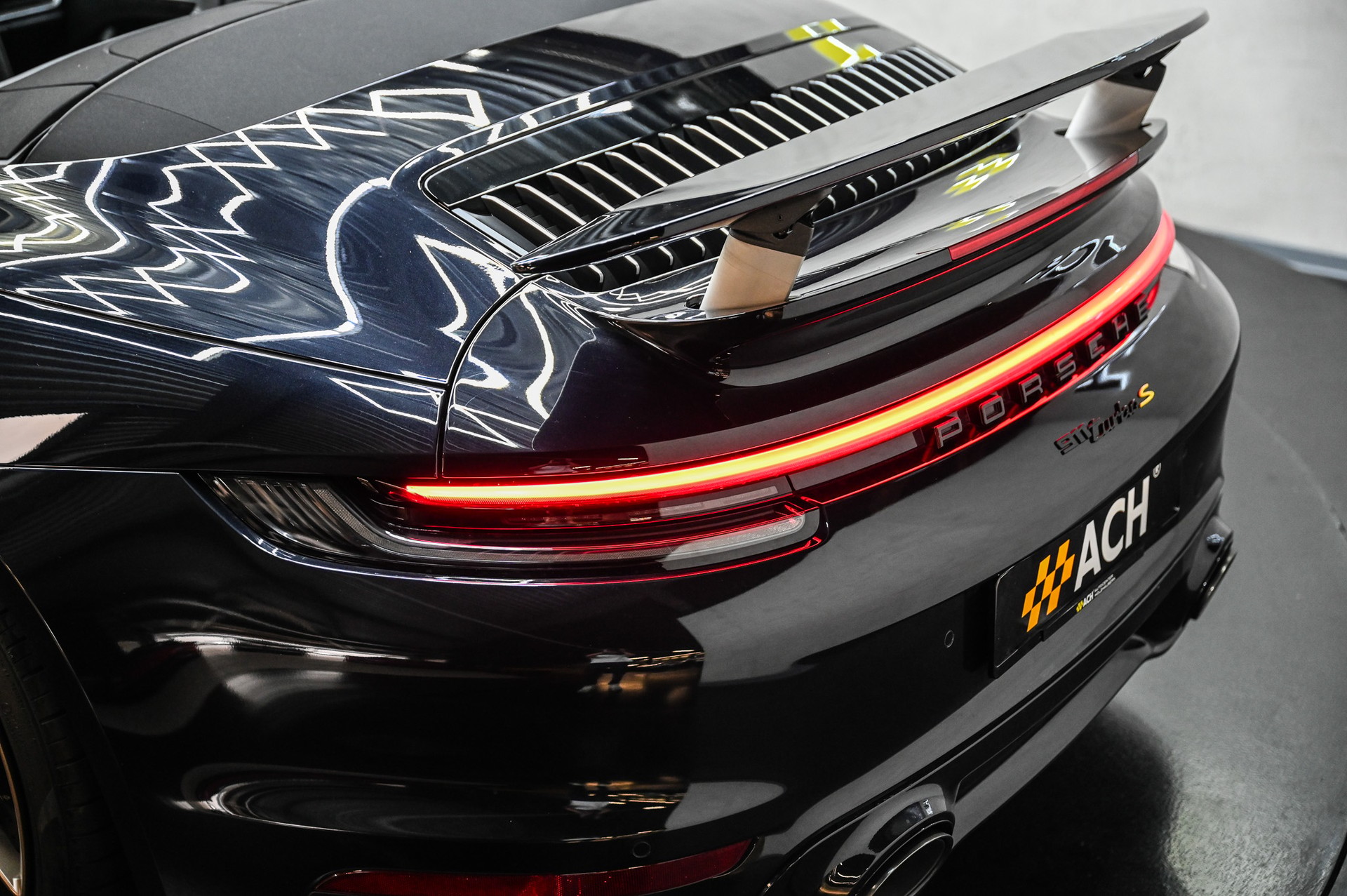 PORSCHE 911 Turbo S Cabriolet PDK-image-19