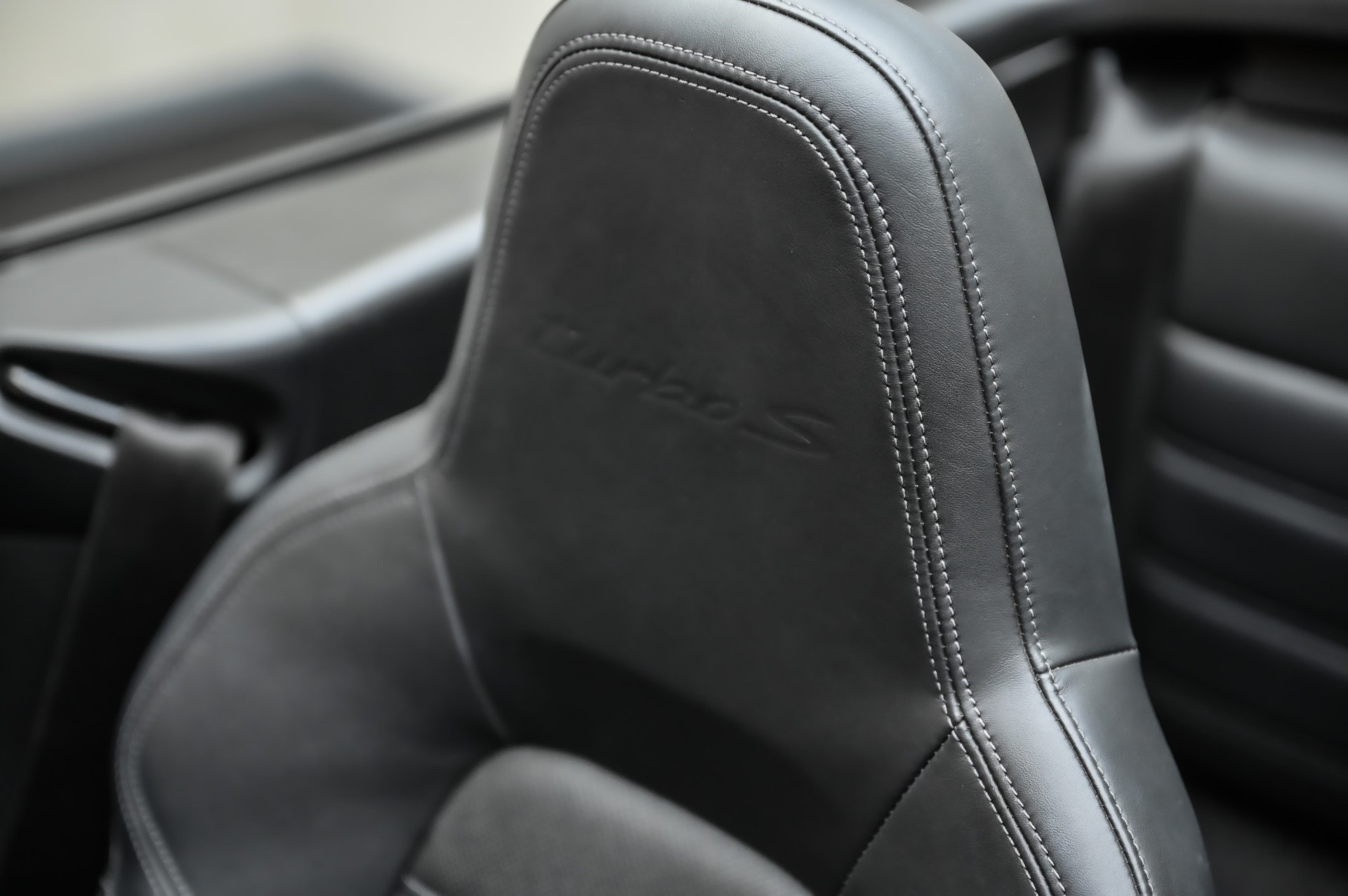 PORSCHE 911 Turbo S Cabriolet PDK-image-33