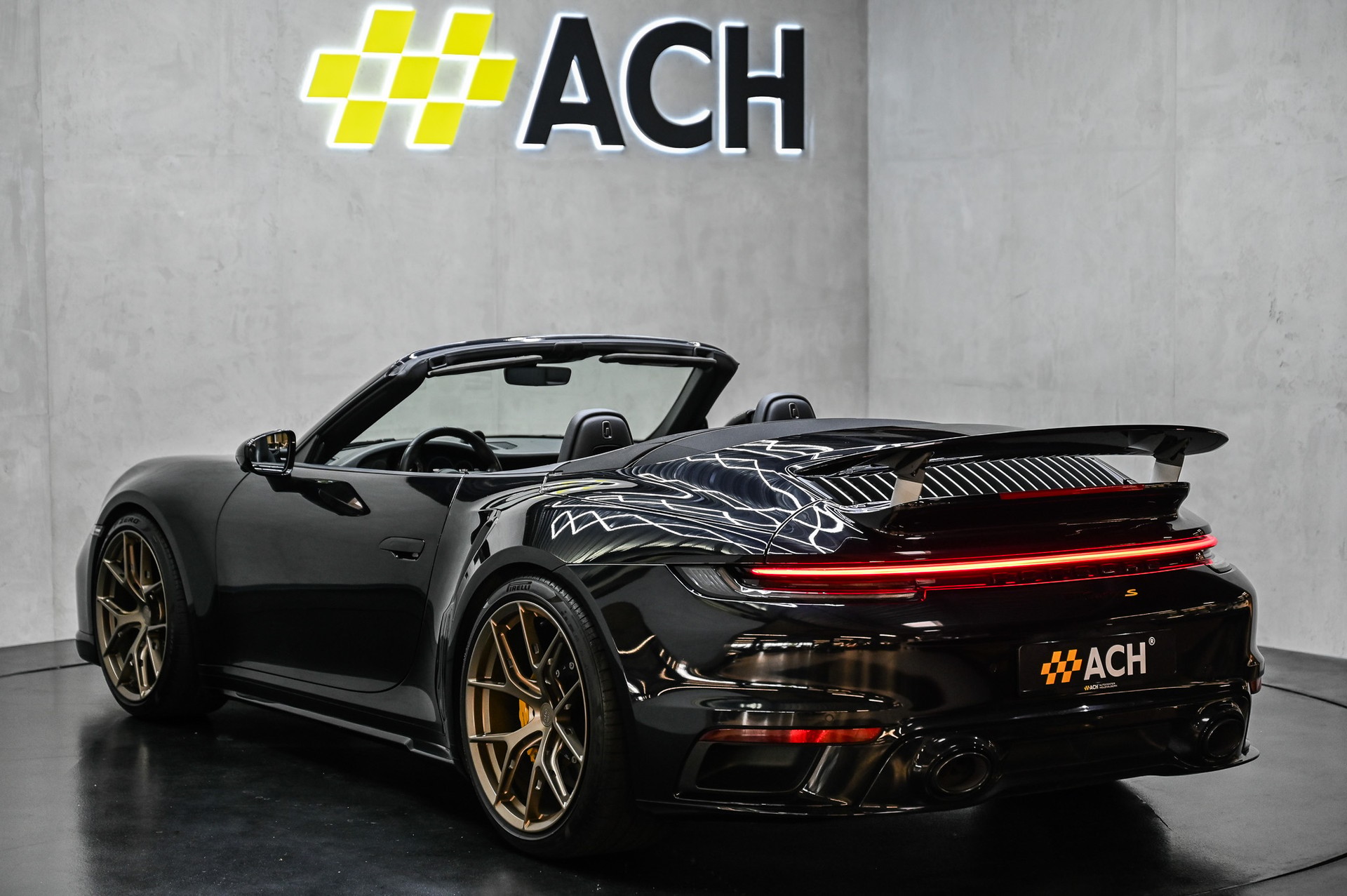 PORSCHE 911 Turbo S Cabriolet PDK-image-9