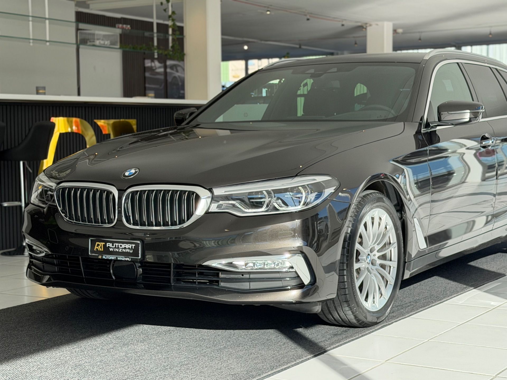 BMW 530 d xDrive Touring Luxury Line Steptronic **TOP Ausstattung**-image-1