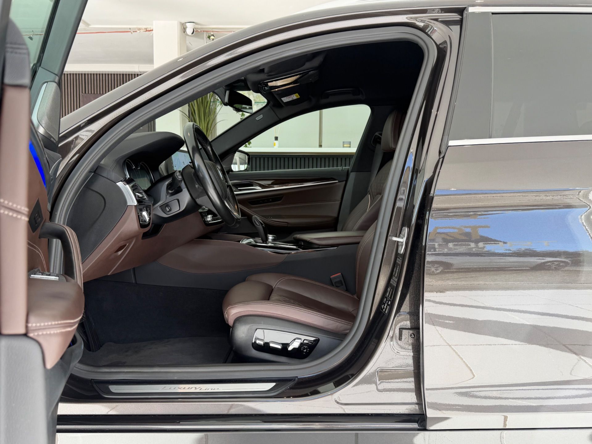 BMW 530 d xDrive Touring Luxury Line Steptronic **TOP Ausstattung**-image-11