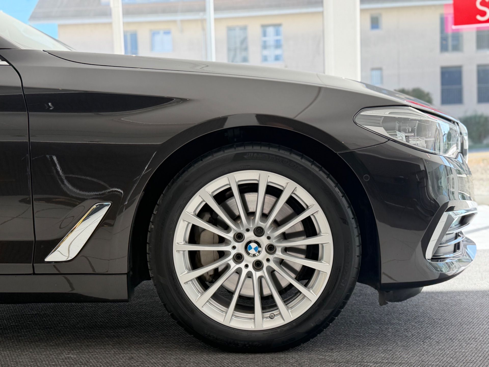 BMW 530 d xDrive Touring Luxury Line Steptronic **TOP Ausstattung**-image-4