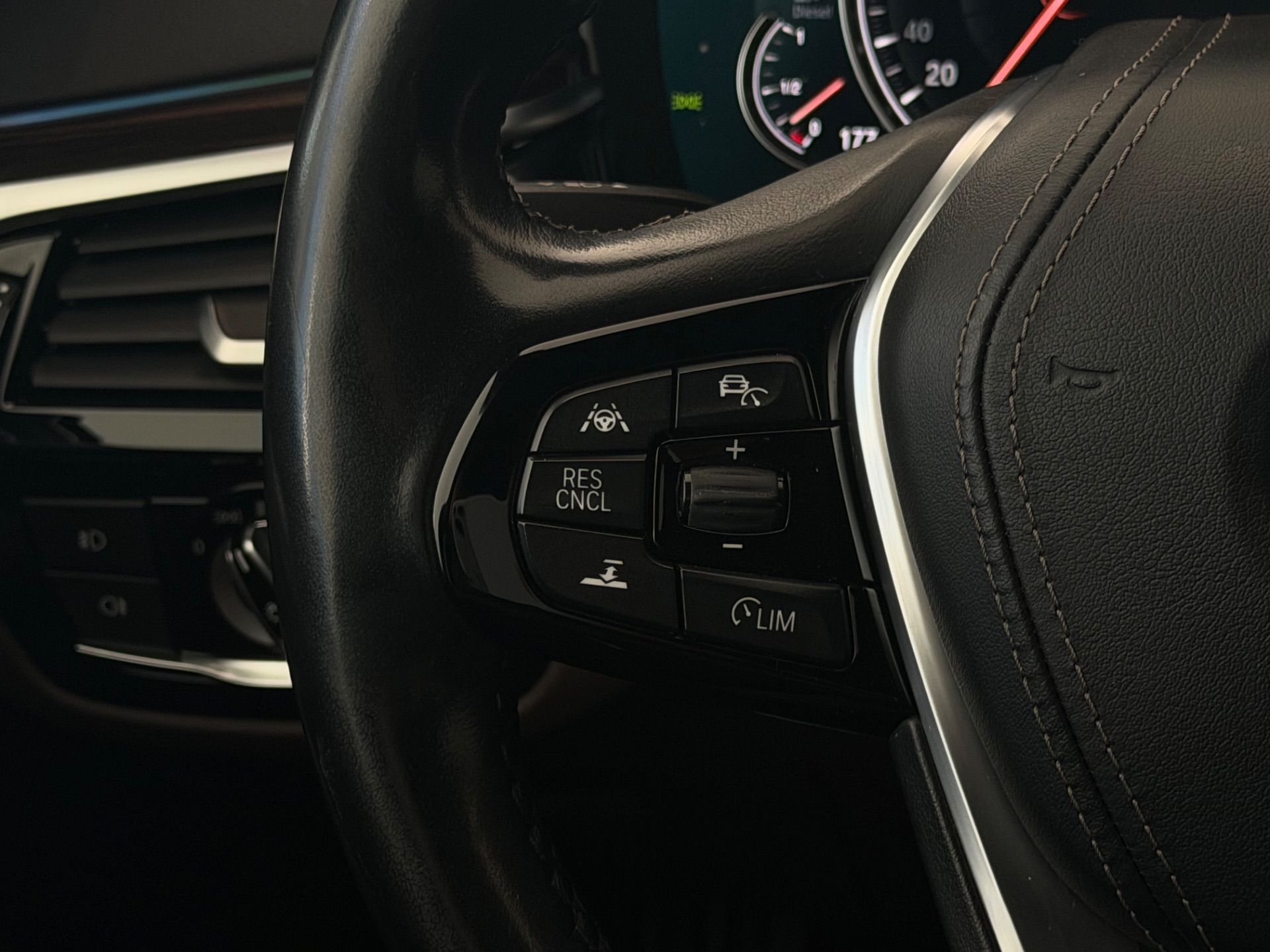 BMW 530 d xDrive Touring Luxury Line Steptronic **TOP Ausstattung**-image-28