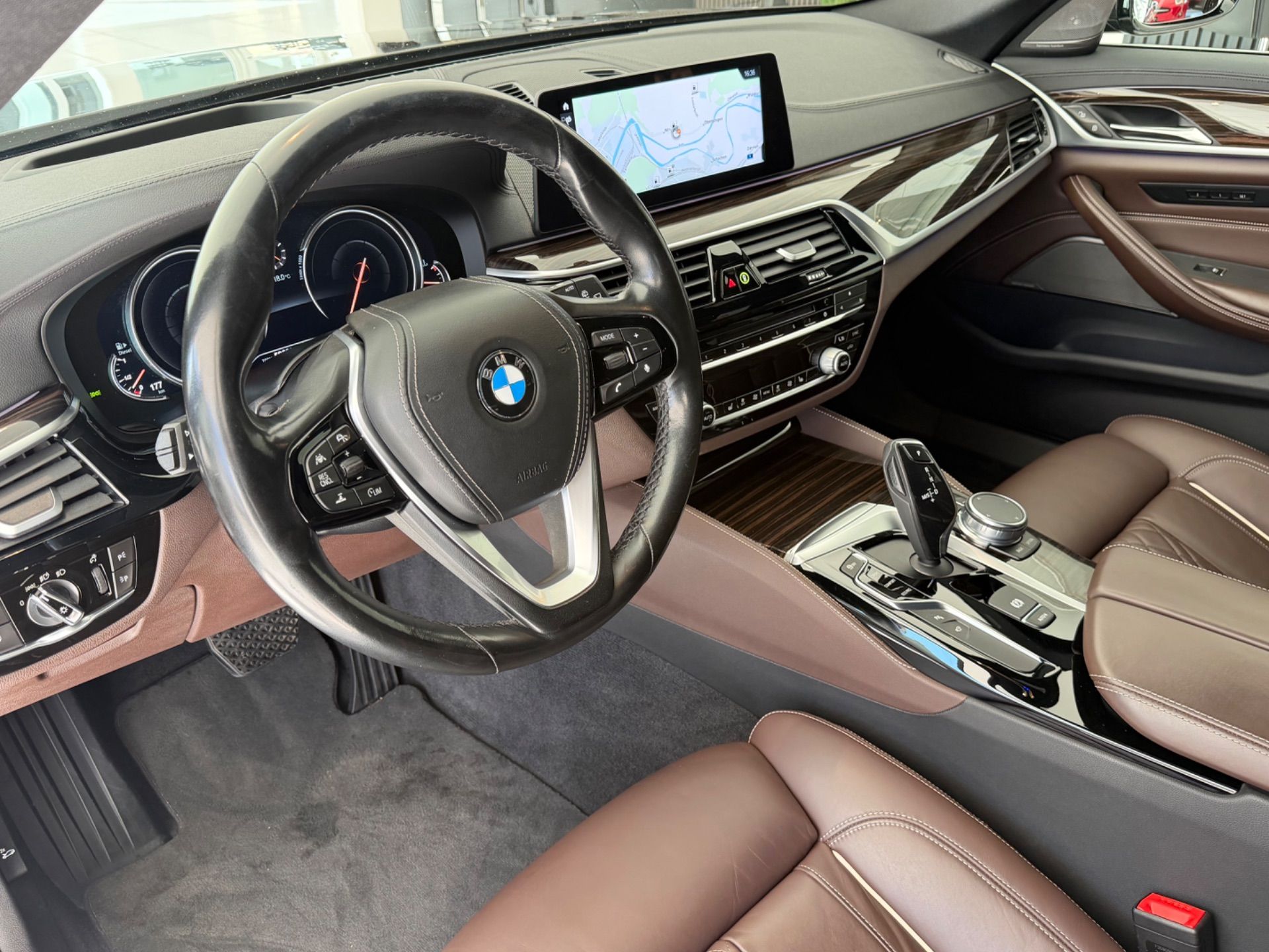 BMW 530 d xDrive Touring Luxury Line Steptronic **TOP Ausstattung**-image-12