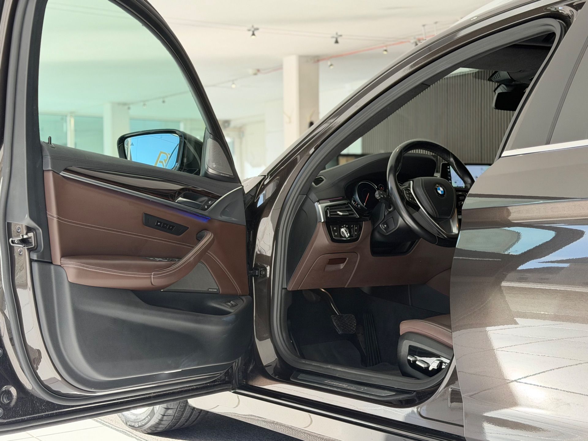 BMW 530 d xDrive Touring Luxury Line Steptronic **TOP Ausstattung**-image-10