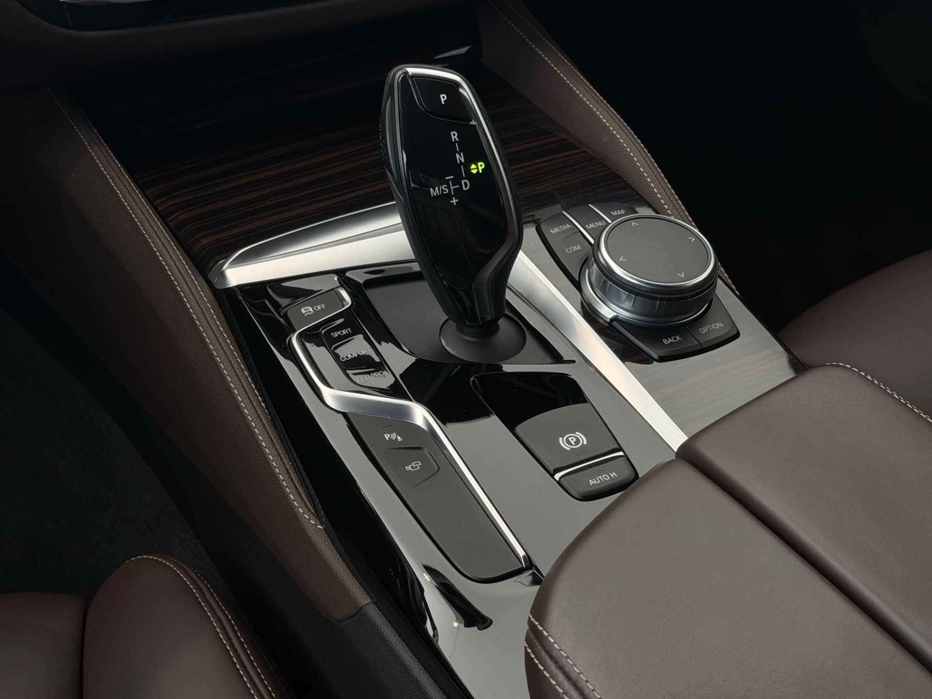 BMW 530 d xDrive Touring Luxury Line Steptronic **TOP Ausstattung**-image-17