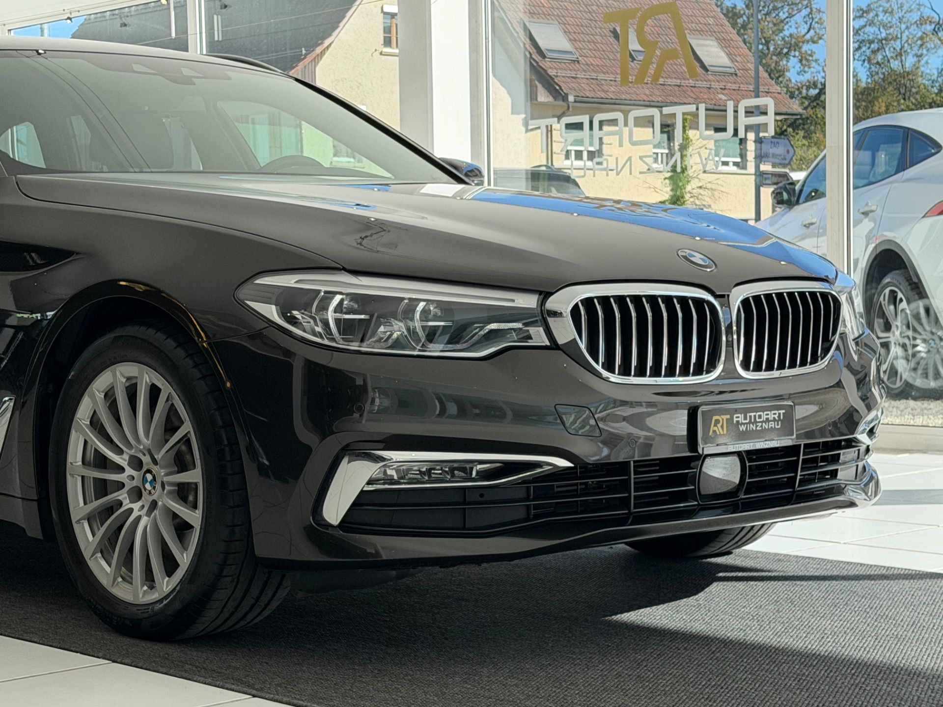 BMW 530 d xDrive Touring Luxury Line Steptronic **TOP Ausstattung**-image-3