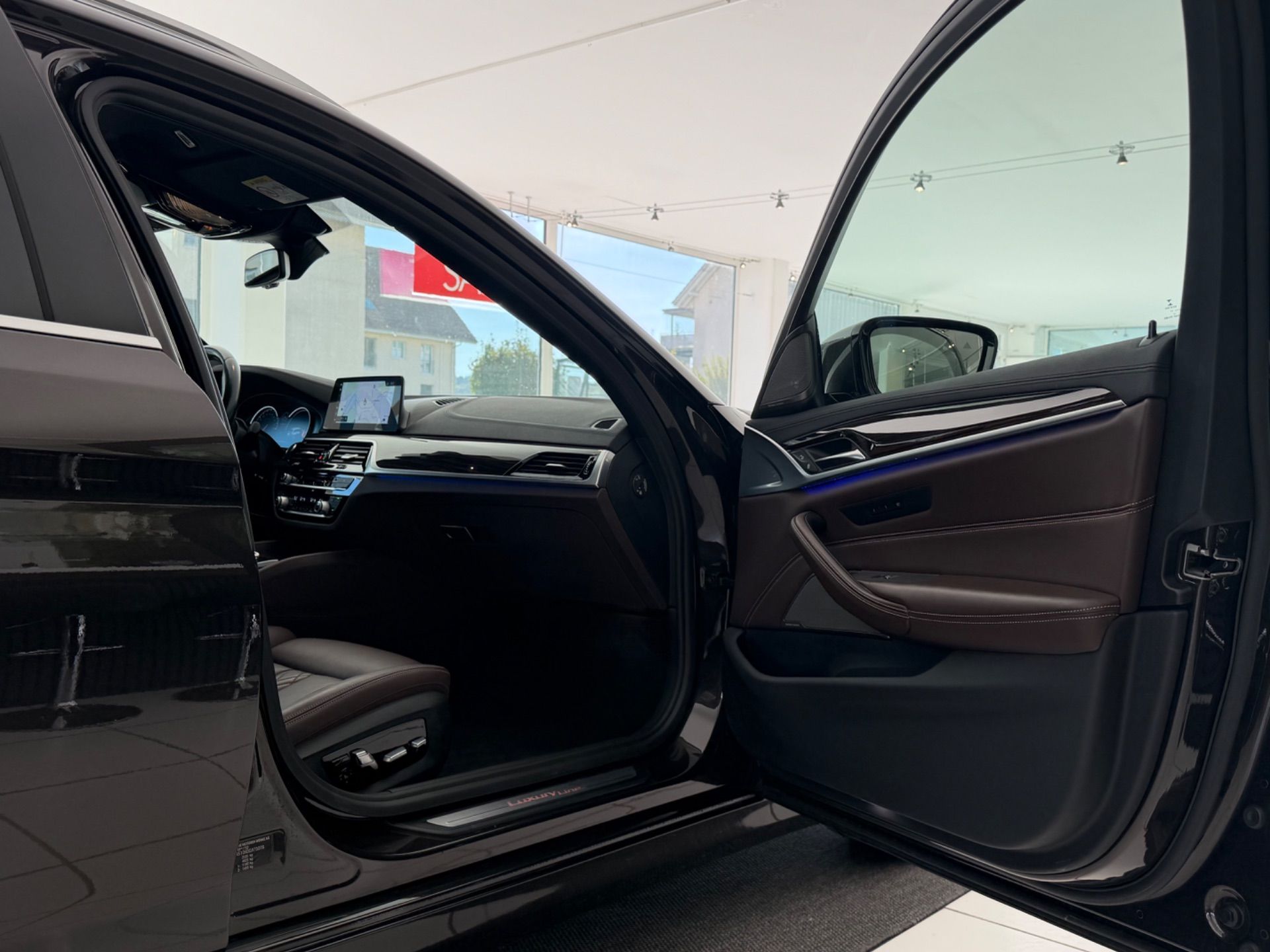 BMW 530 d xDrive Touring Luxury Line Steptronic **TOP Ausstattung**-image-19