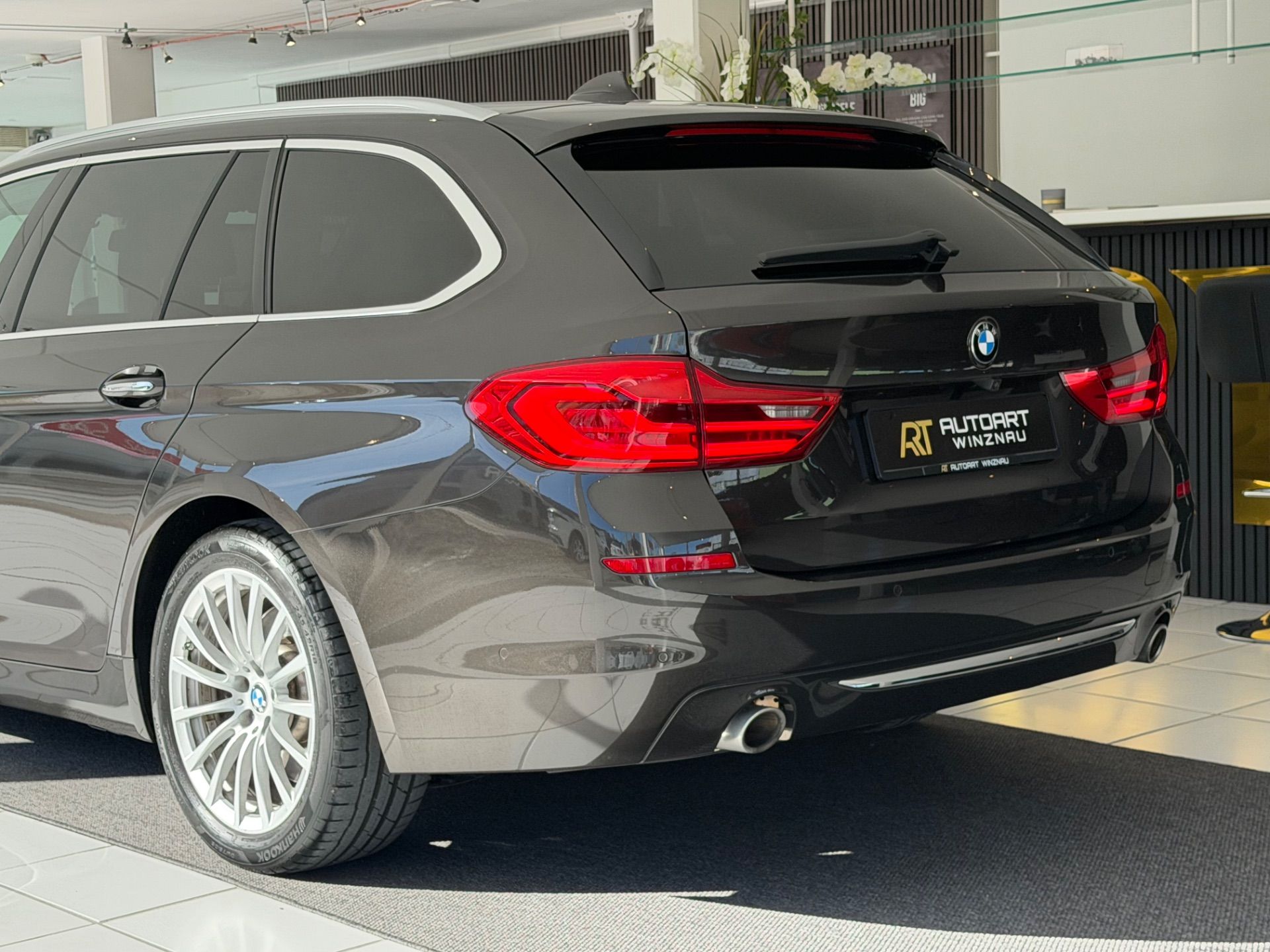 BMW 530 d xDrive Touring Luxury Line Steptronic **TOP Ausstattung**-image-9