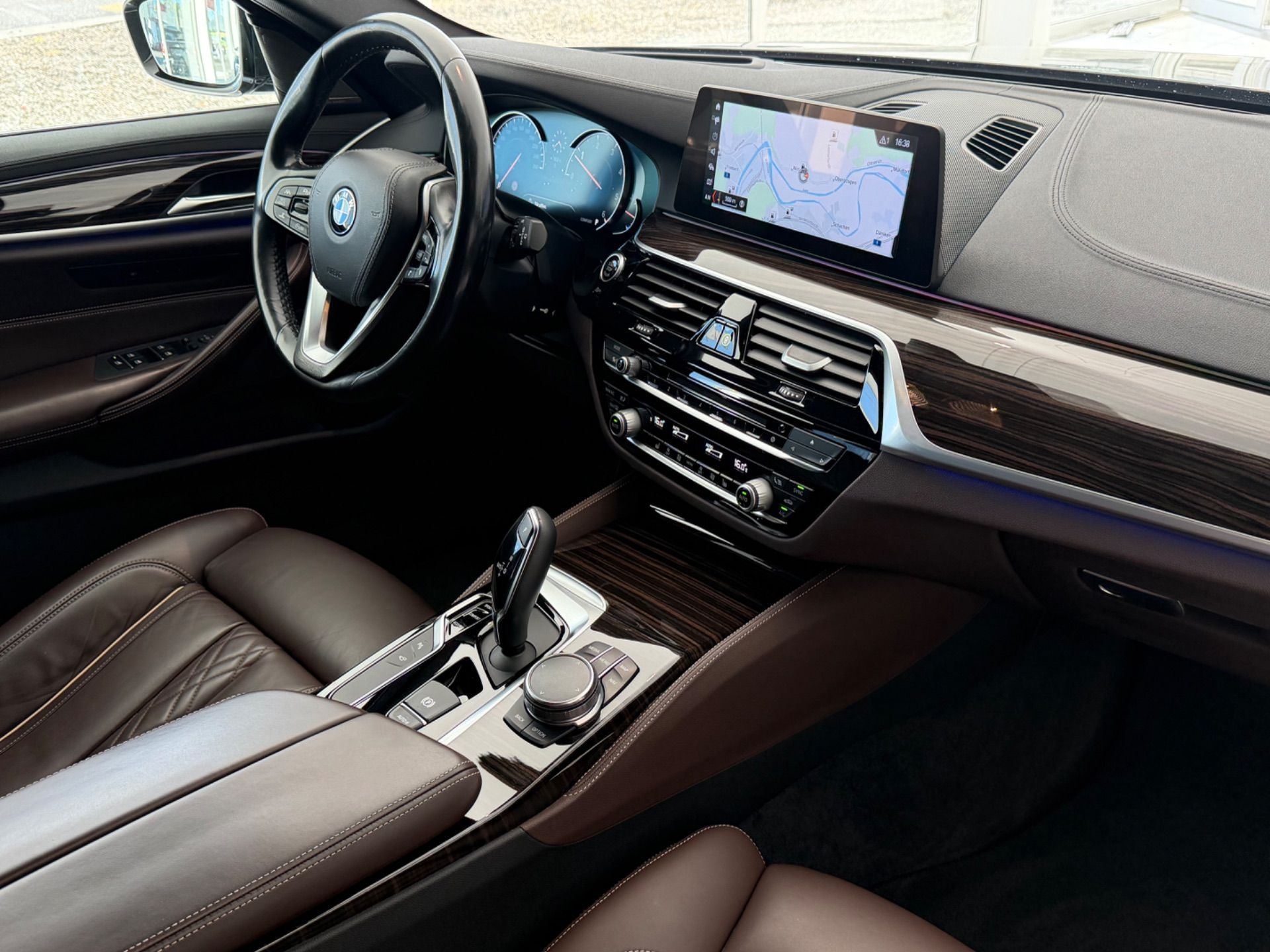 BMW 530 d xDrive Touring Luxury Line Steptronic **TOP Ausstattung**-image-21