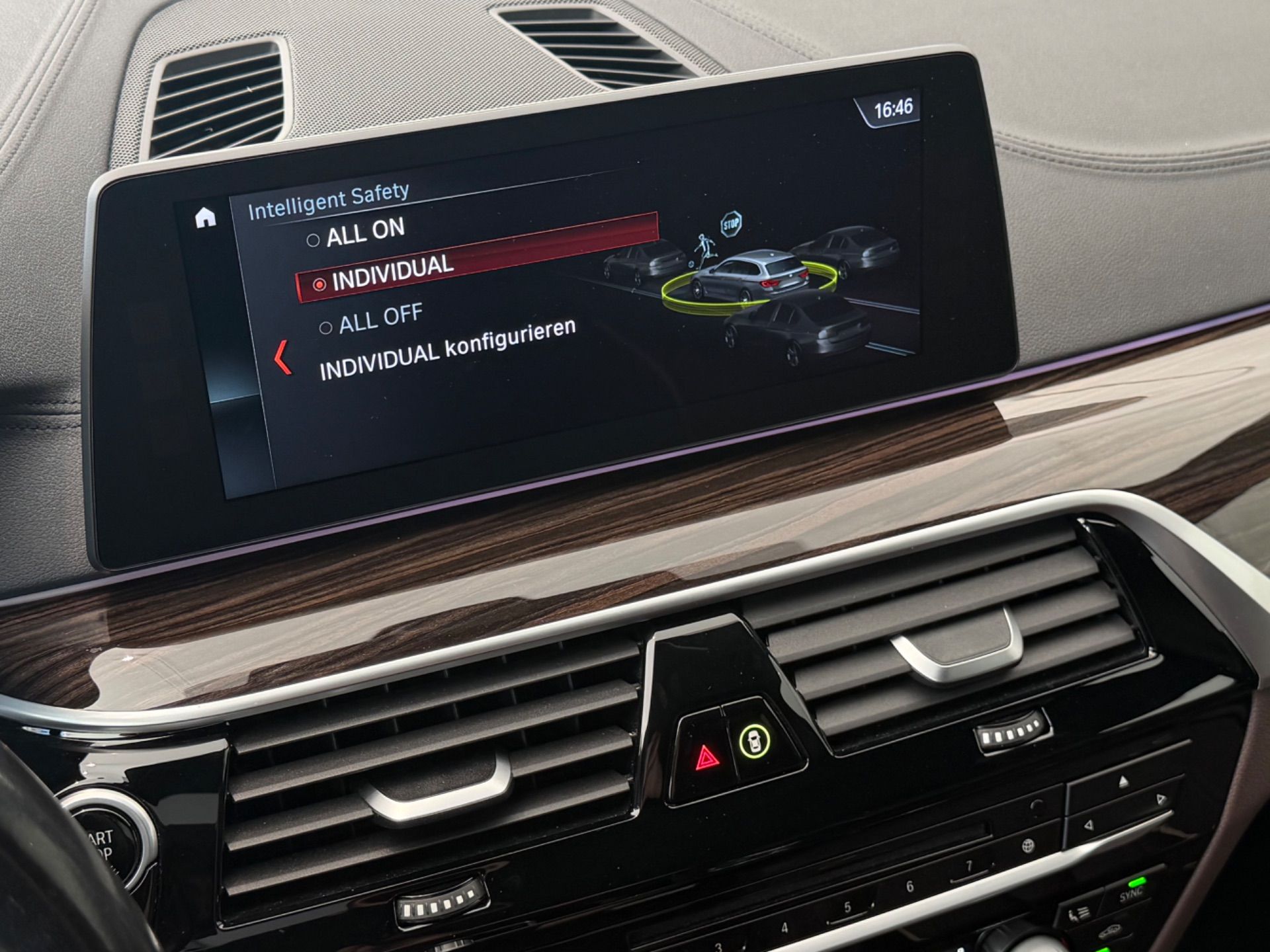 BMW 530 d xDrive Touring Luxury Line Steptronic **TOP Ausstattung**-image-16