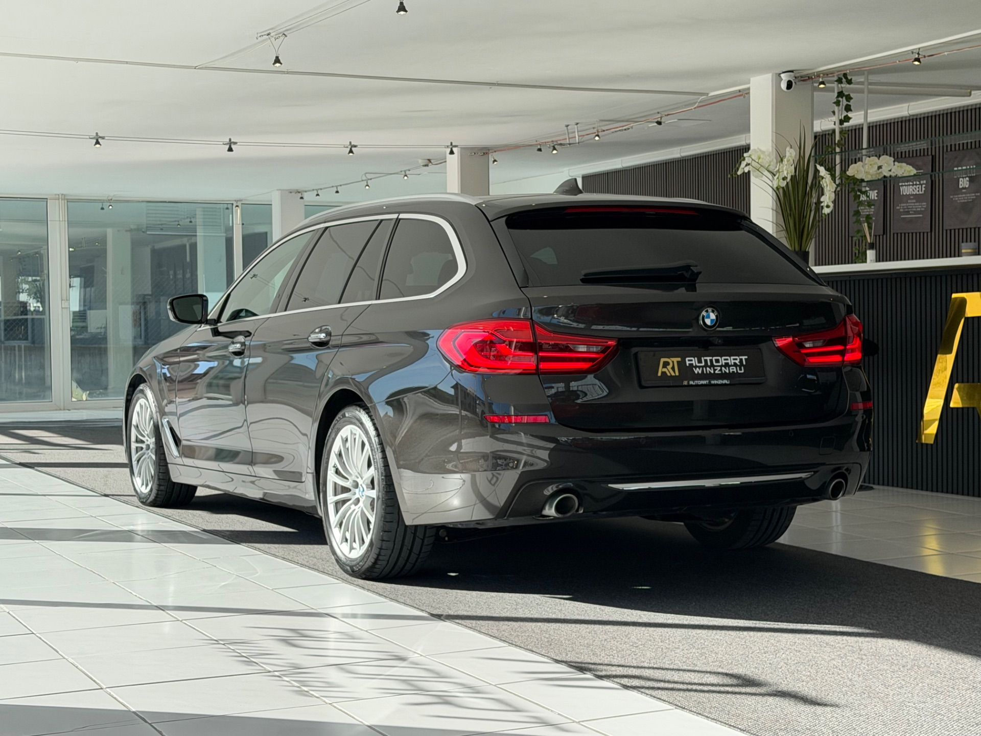 BMW 530 d xDrive Touring Luxury Line Steptronic **TOP Ausstattung**-image-8