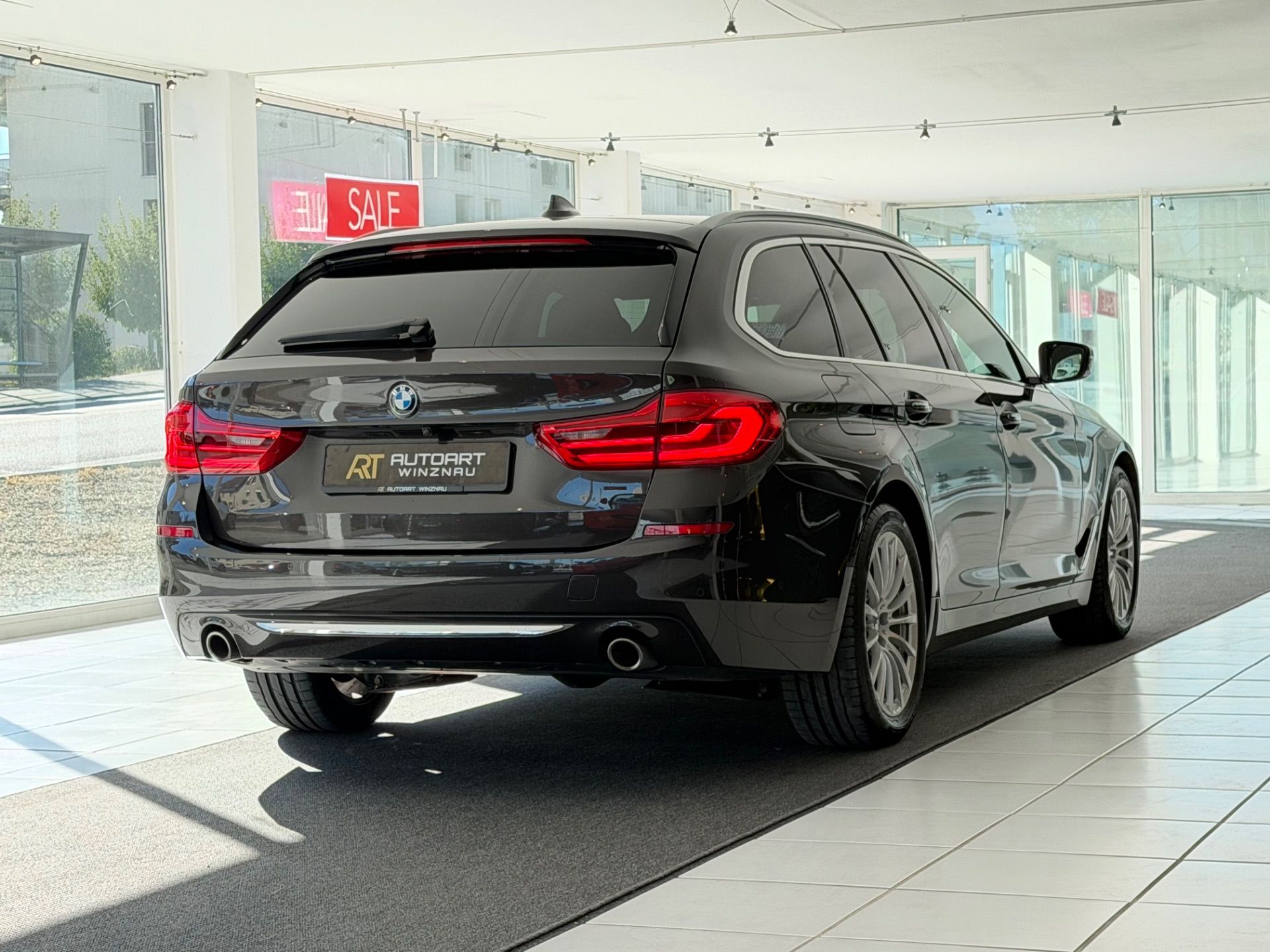 BMW 530 d xDrive Touring Luxury Line Steptronic **TOP Ausstattung**-image-6
