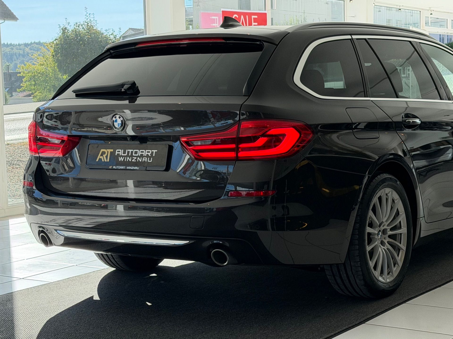 BMW 530 d xDrive Touring Luxury Line Steptronic **TOP Ausstattung**-image-7