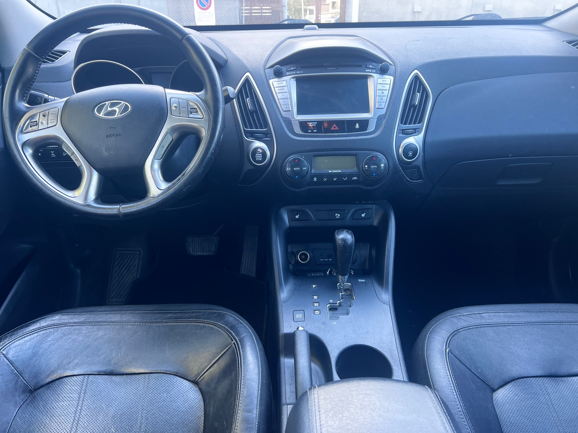 HYUNDAI iX 35 2.0 CRDi Premium 4WD Automatic-image-6