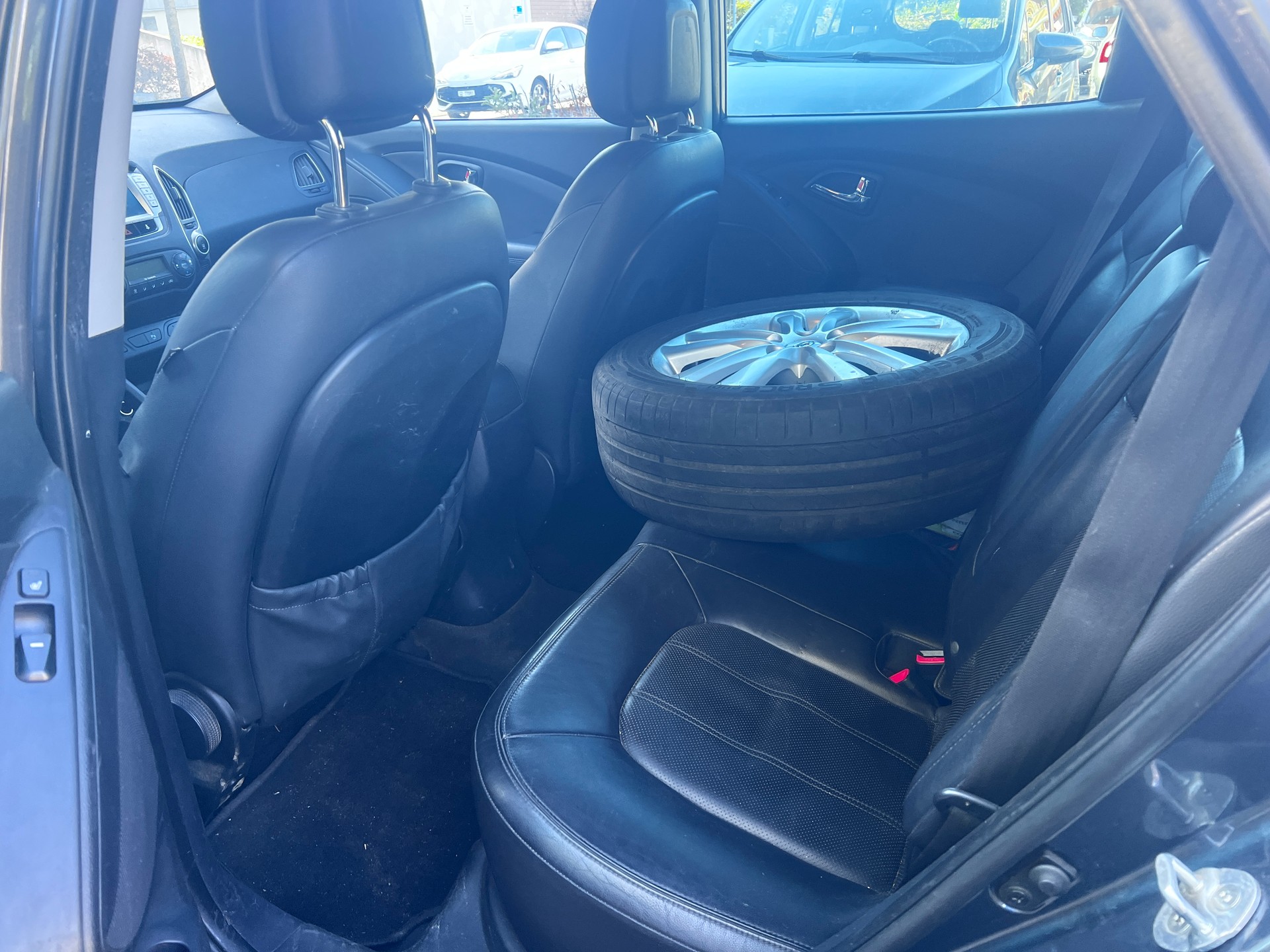 HYUNDAI iX 35 2.0 CRDi Premium 4WD Automatic-image-8