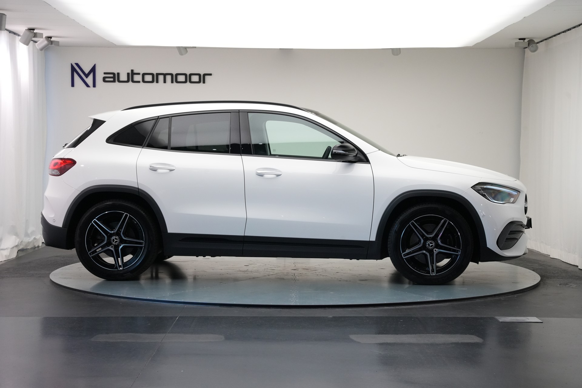 MERCEDES-BENZ GLA 250 4Matic AMG Line 8G-DCT *CH-Fahrzeug* *Panorama*-showroom-element-3