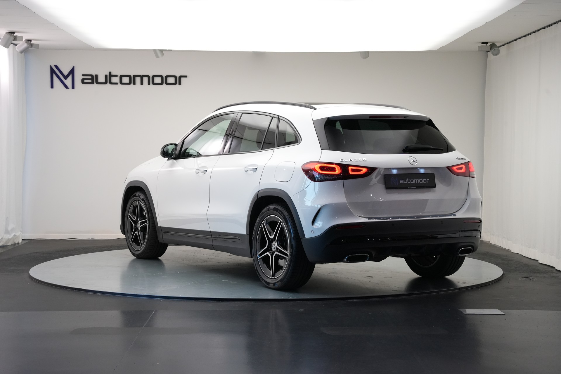 MERCEDES-BENZ GLA 250 4Matic AMG Line 8G-DCT *CH-Fahrzeug* *Panorama*-image-6