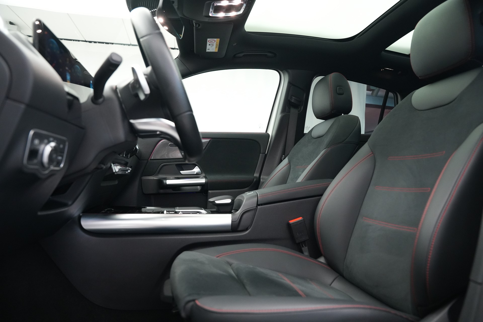 MERCEDES-BENZ GLA 250 4Matic AMG Line 8G-DCT *CH-Fahrzeug* *Panorama*-image-12