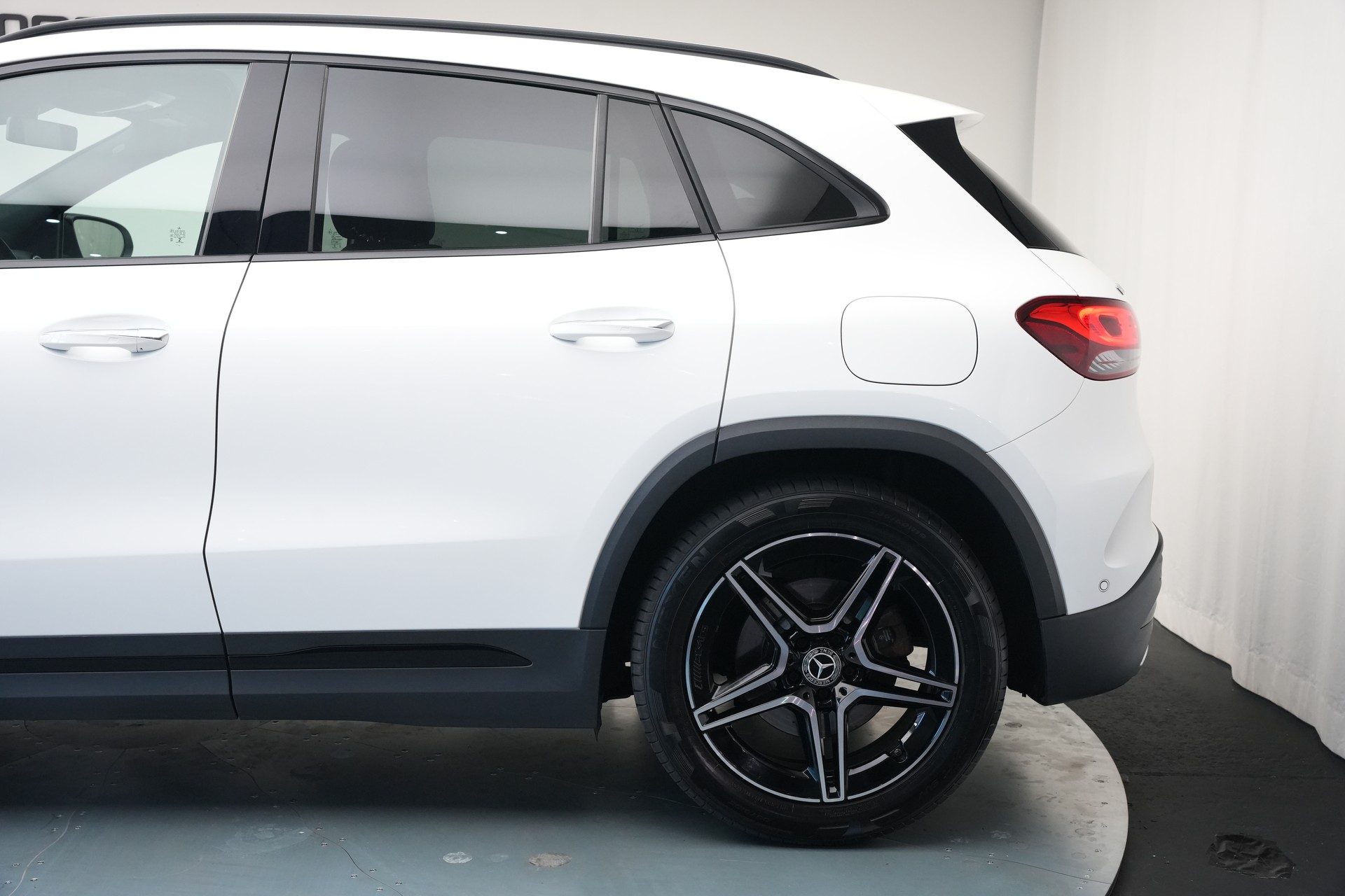 MERCEDES-BENZ GLA 250 4Matic AMG Line 8G-DCT *CH-Fahrzeug* *Panorama*-image-35