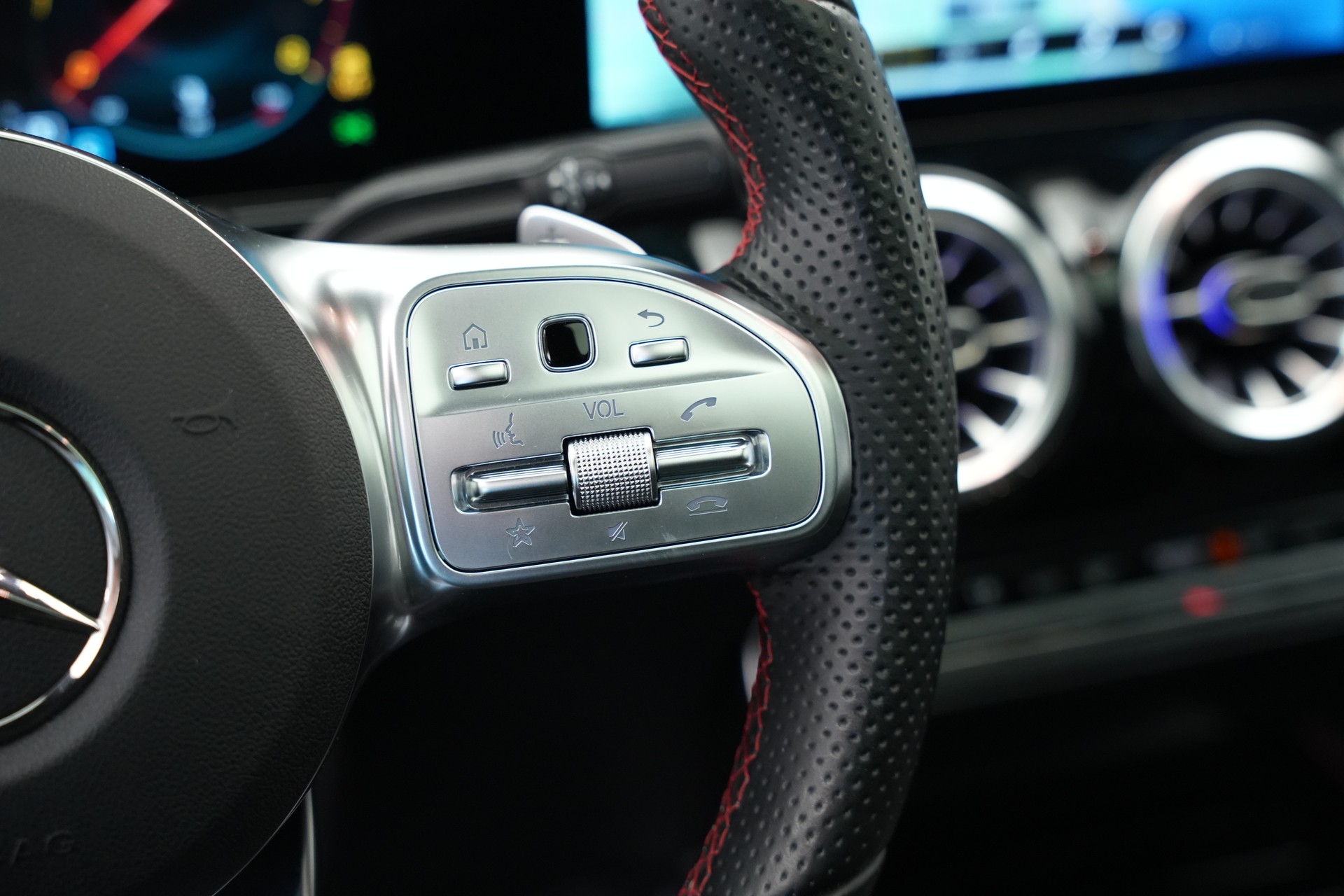 MERCEDES-BENZ GLA 250 4Matic AMG Line 8G-DCT *CH-Fahrzeug* *Panorama*-image-29