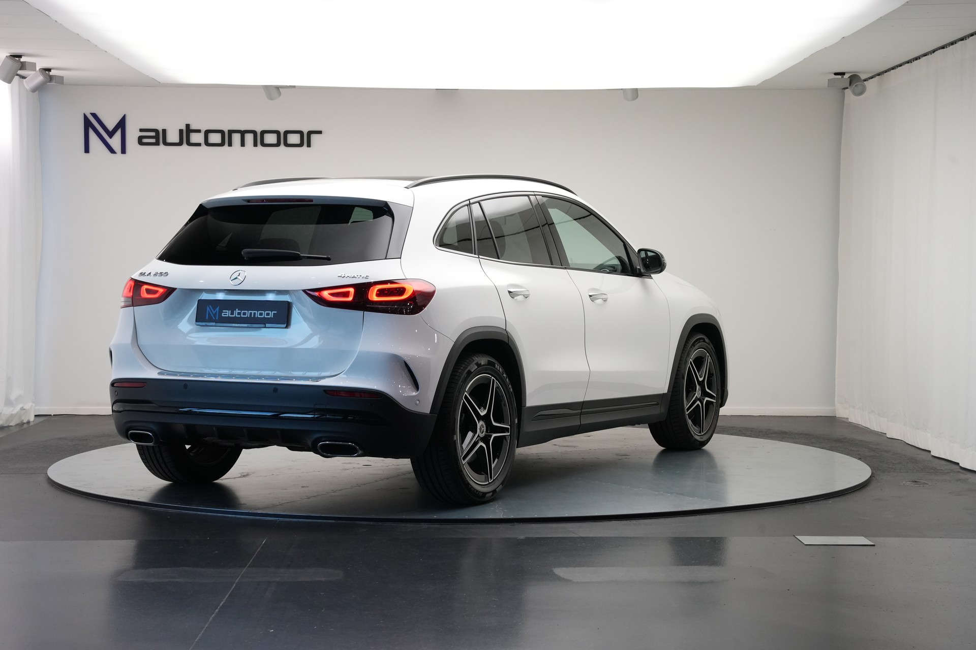 MERCEDES-BENZ GLA 250 4Matic AMG Line 8G-DCT *CH-Fahrzeug* *Panorama*-image-4