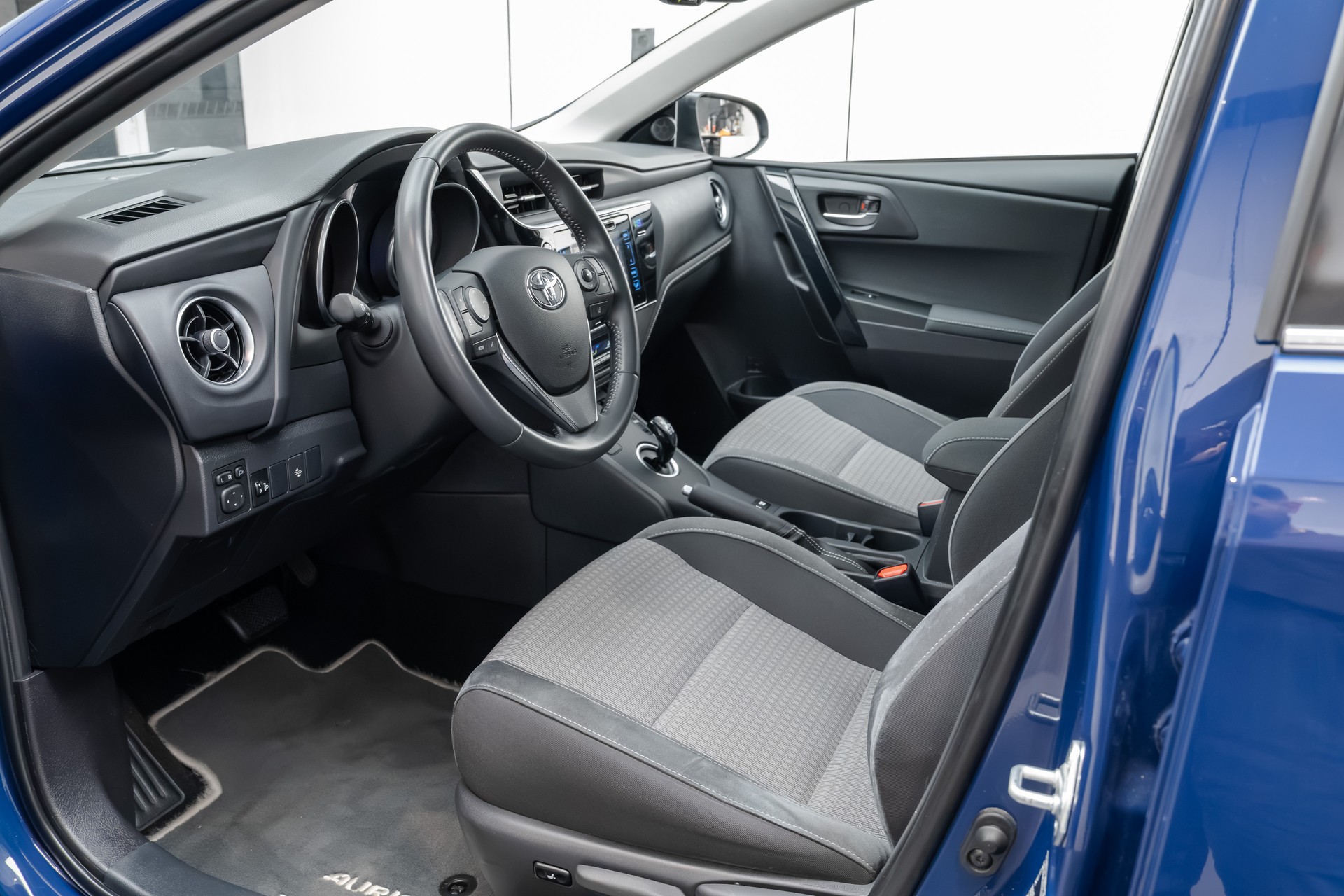 TOYOTA Auris 1.8 HSD Premium e-CVT-image-13