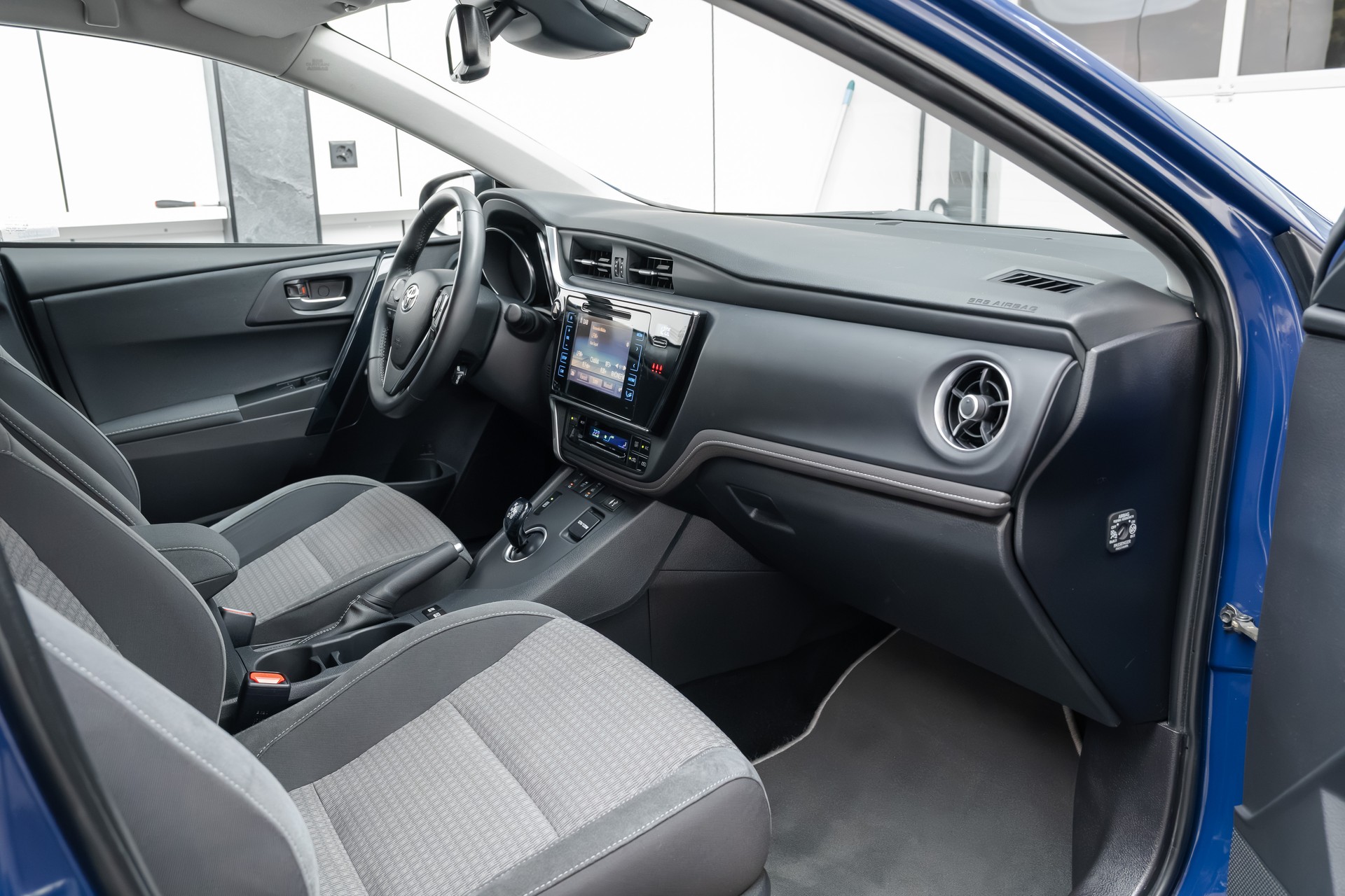 TOYOTA Auris 1.8 HSD Premium e-CVT-image-8