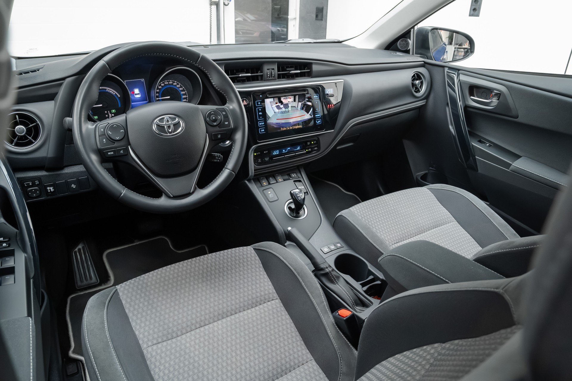 TOYOTA Auris 1.8 HSD Premium e-CVT-image-11
