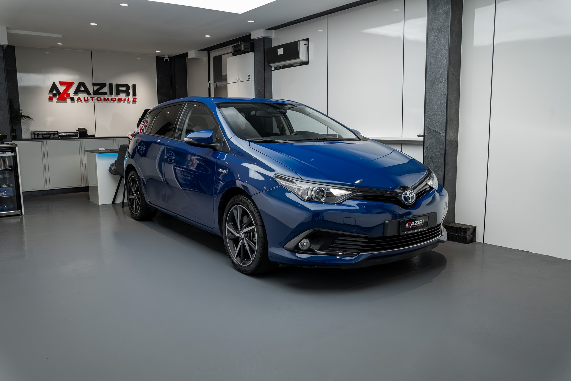 TOYOTA Auris 1.8 HSD Premium e-CVT-image-2