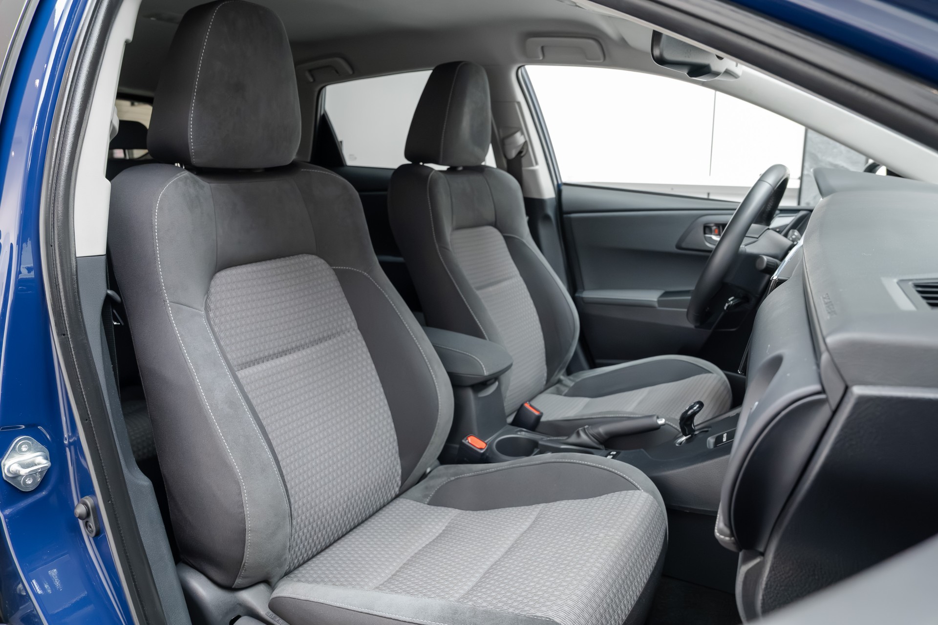 TOYOTA Auris 1.8 HSD Premium e-CVT-image-9