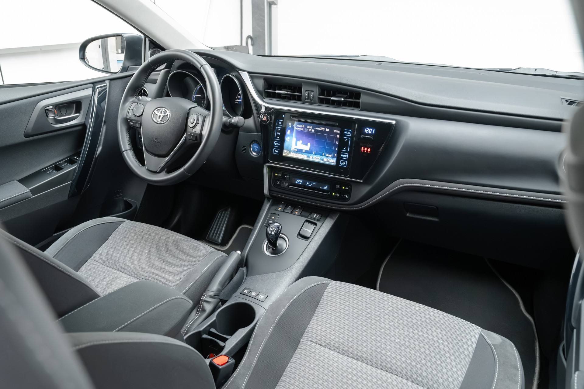 TOYOTA Auris 1.8 HSD Premium e-CVT-image-7