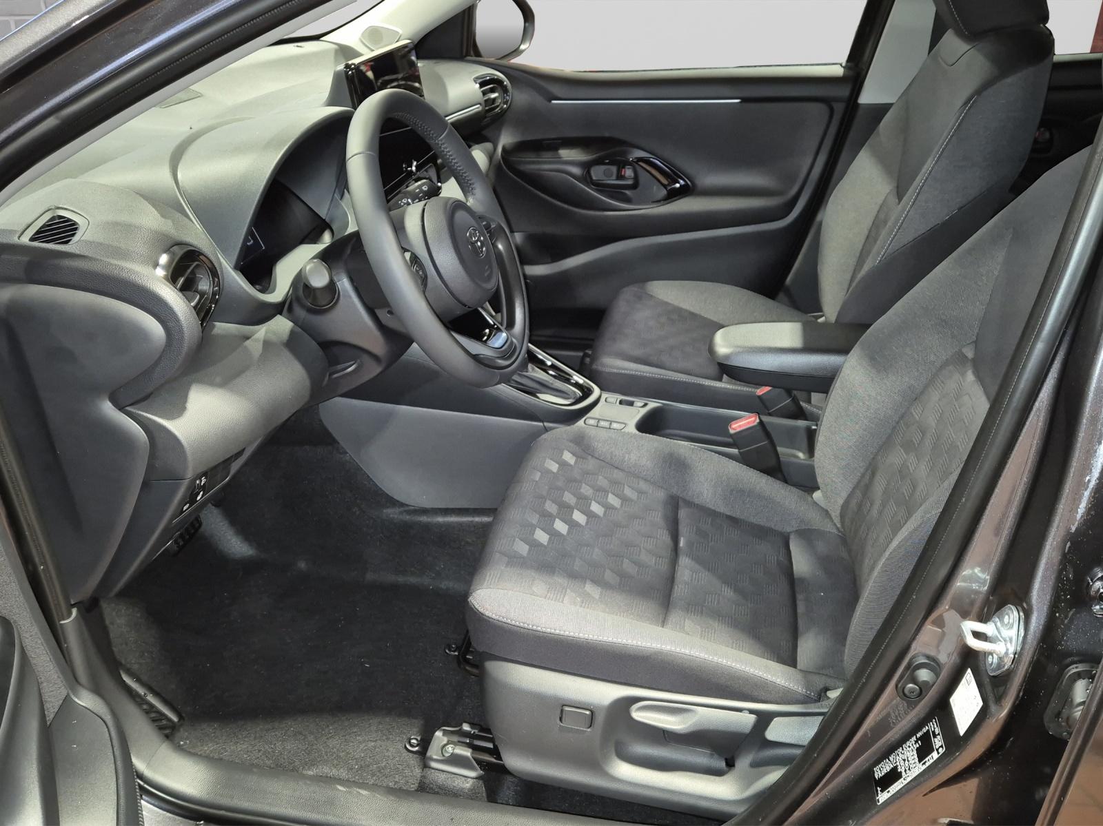 TOYOTA Yaris 1.5 VVT-i HSD Trend inkl. Winterräder / Servicepaket 4 Jahre / 60000 Km ab 1. IV-image-7