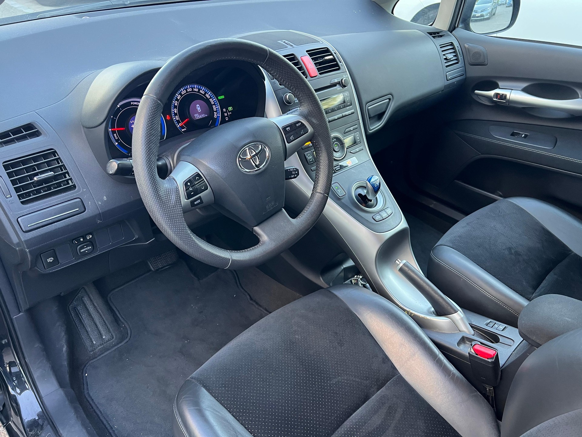 TOYOTA Auris 1.8 HSD Linea Sol-image-7