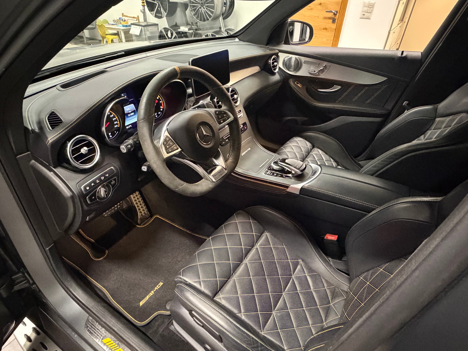 MERCEDES-BENZ GLC 63 S AMG Edition 1 4Matic+ 9G-Tronic-image-19