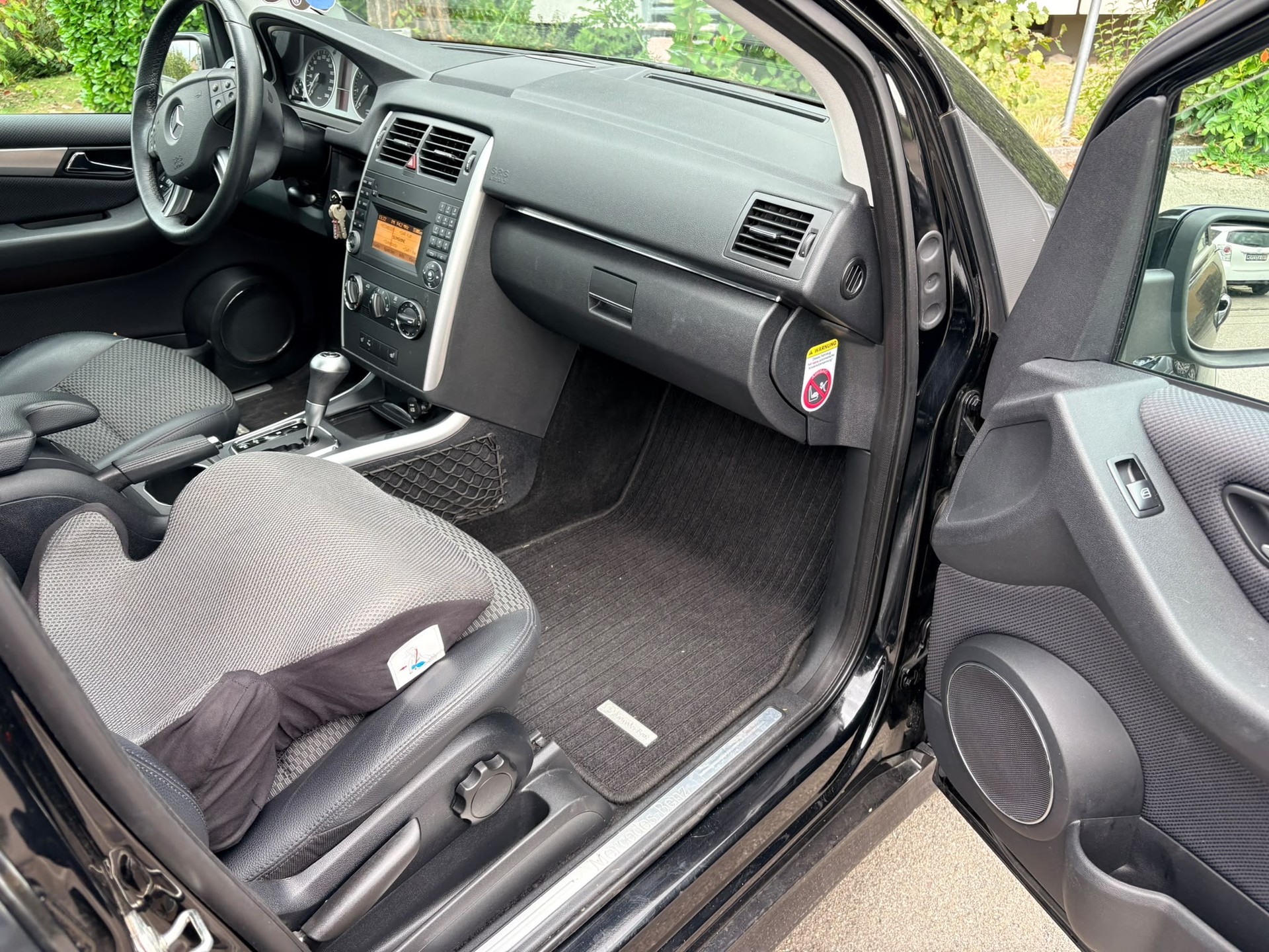 MERCEDES-BENZ B 180 Selection Autotronic-image-6